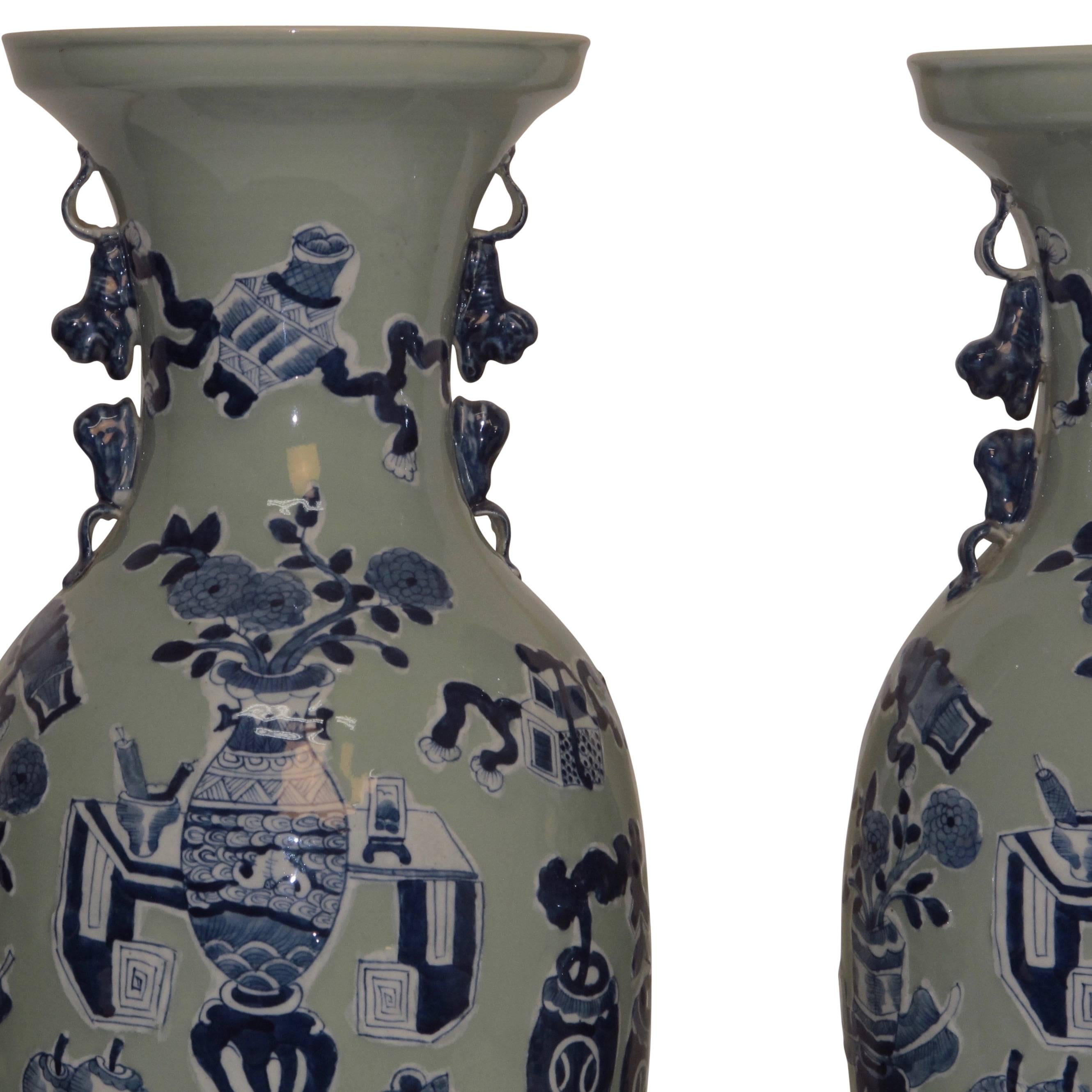 Paar Celadon-Vasen mit unterglasurblauen Gelehrtensymbolen:: 19. Jahrhundert (Chinesisch)