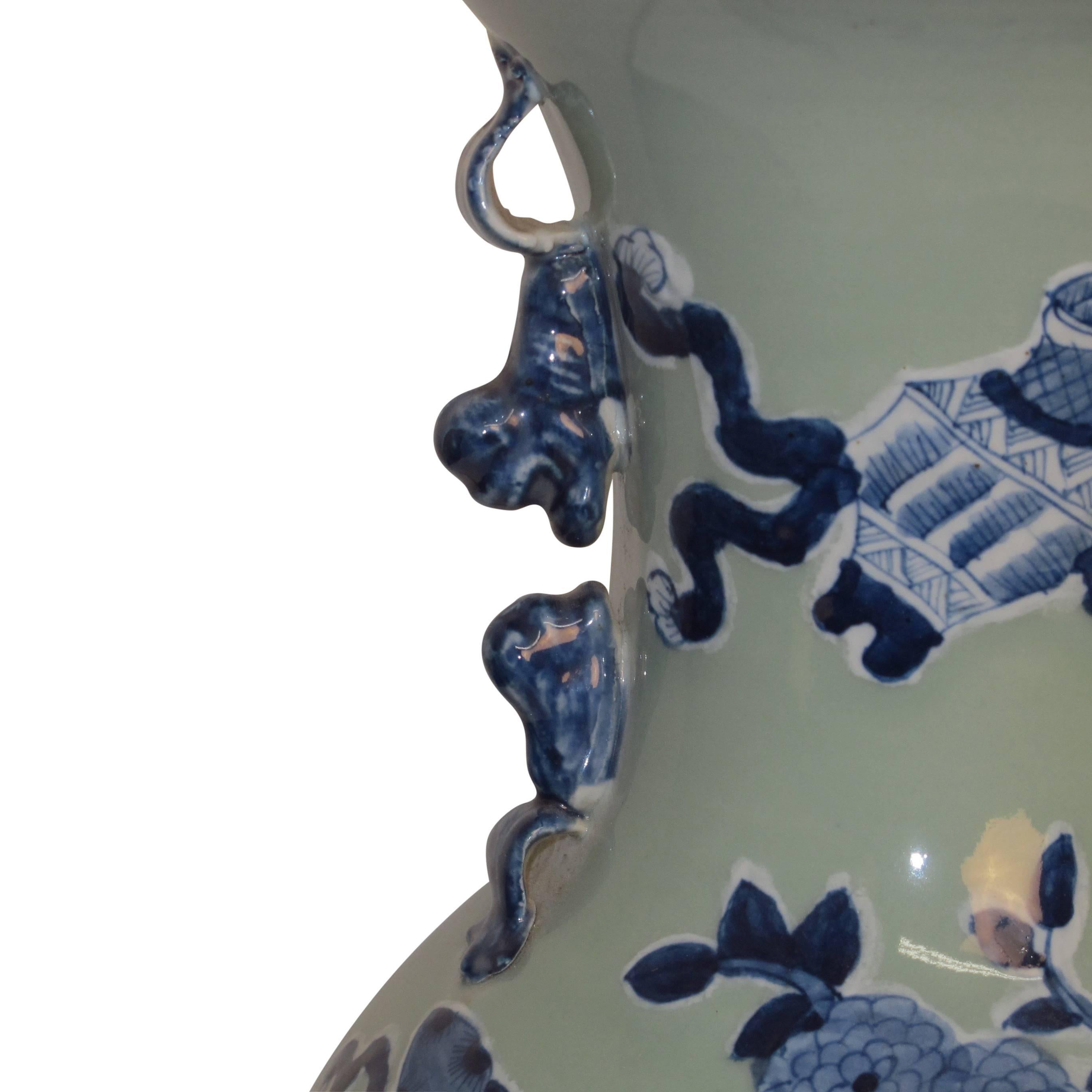 Paar Celadon-Vasen mit unterglasurblauen Gelehrtensymbolen:: 19. Jahrhundert (Keramik)