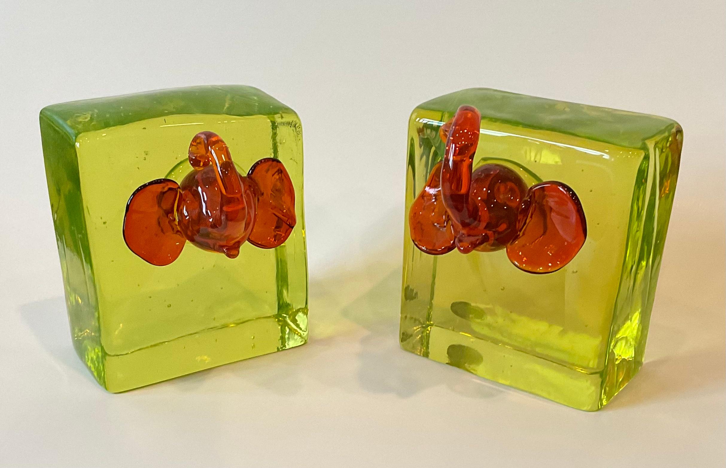 Pair Cenedese Murano Vaseline Glass Bookends with Applied Elephant Decoration In Good Condition For Sale In Ann Arbor, MI