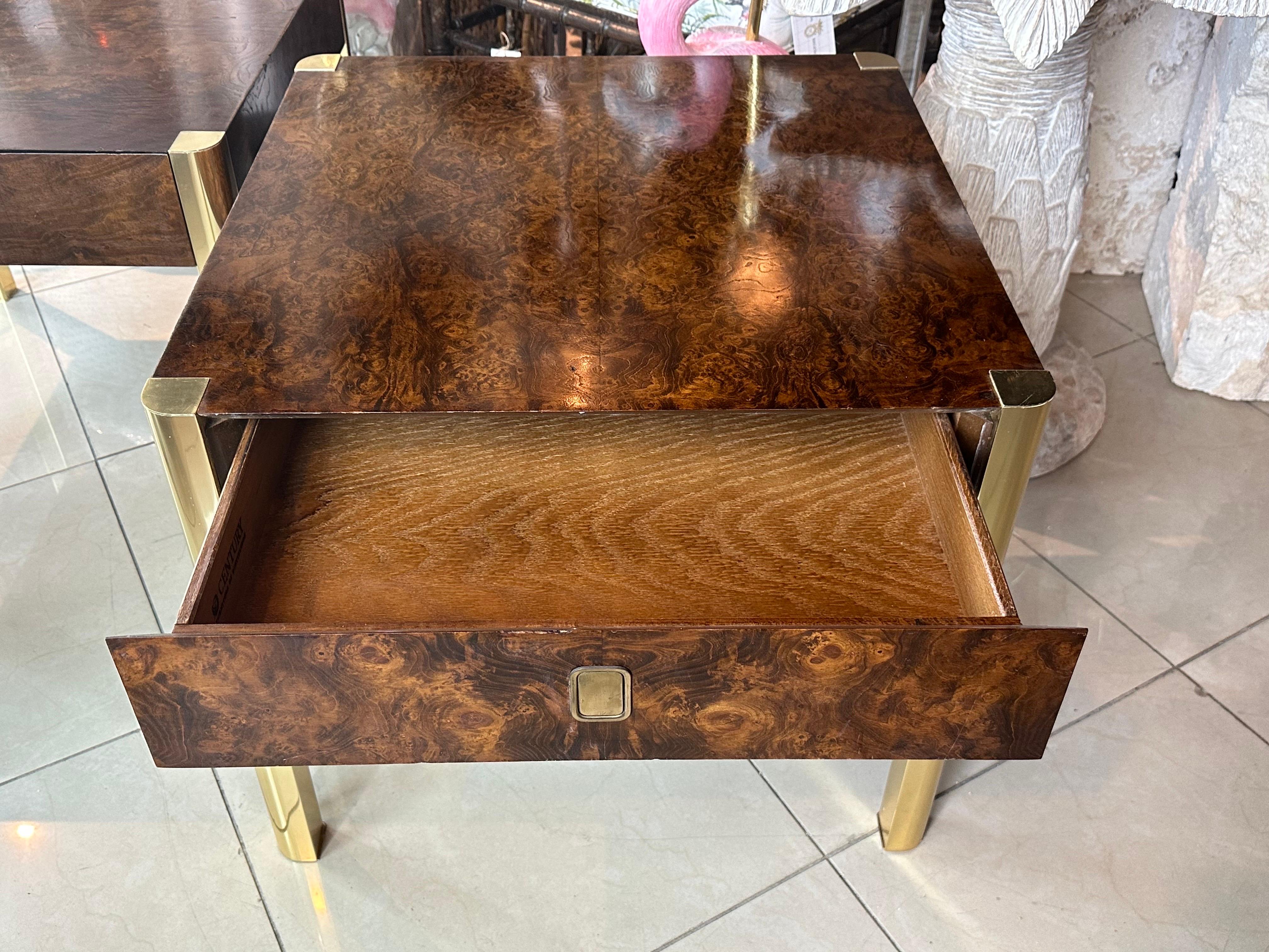 Pair Century Burled Burl Wood & Brass End Side Tables Nightstands  In Good Condition For Sale In West Palm Beach, FL