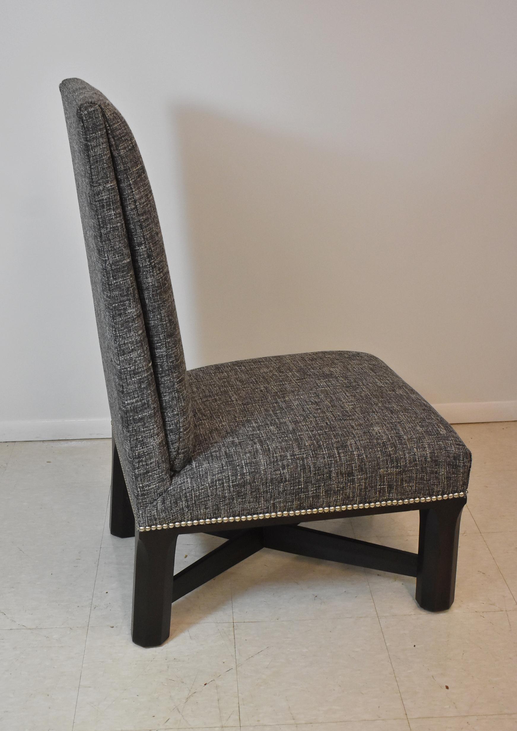 Moderne Paire de chaises d'appoint Parson de Century Furniture avec garniture de tête à clous en vente