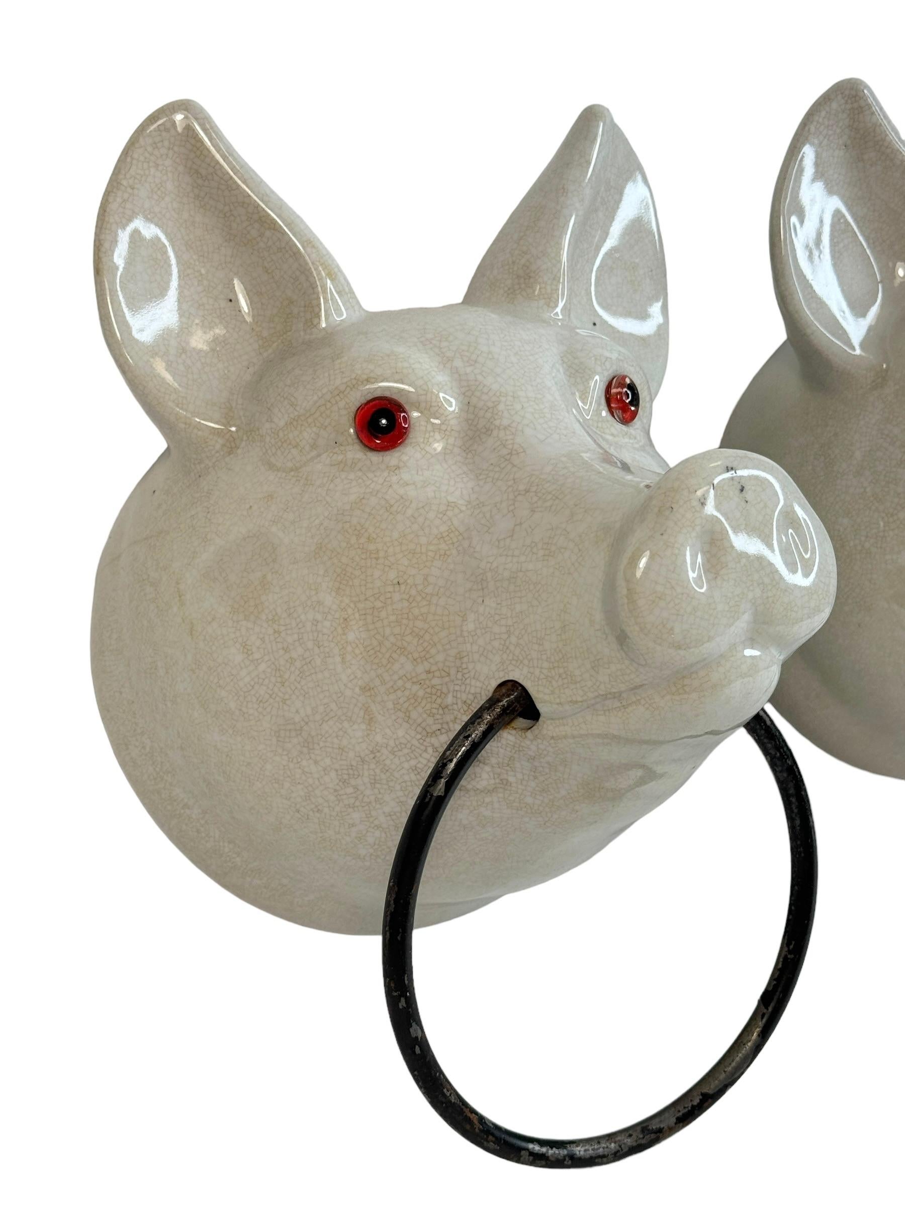 Estas originales cabezas de cerdo proceden de una antigua carnicería y se utilizaban para colgar toallas.
Un precioso par de ganchos para toallas. Cada cabeza está esmaltada y tiene un bonito efecto craquelado, los ojos son de cristal. Tienen una