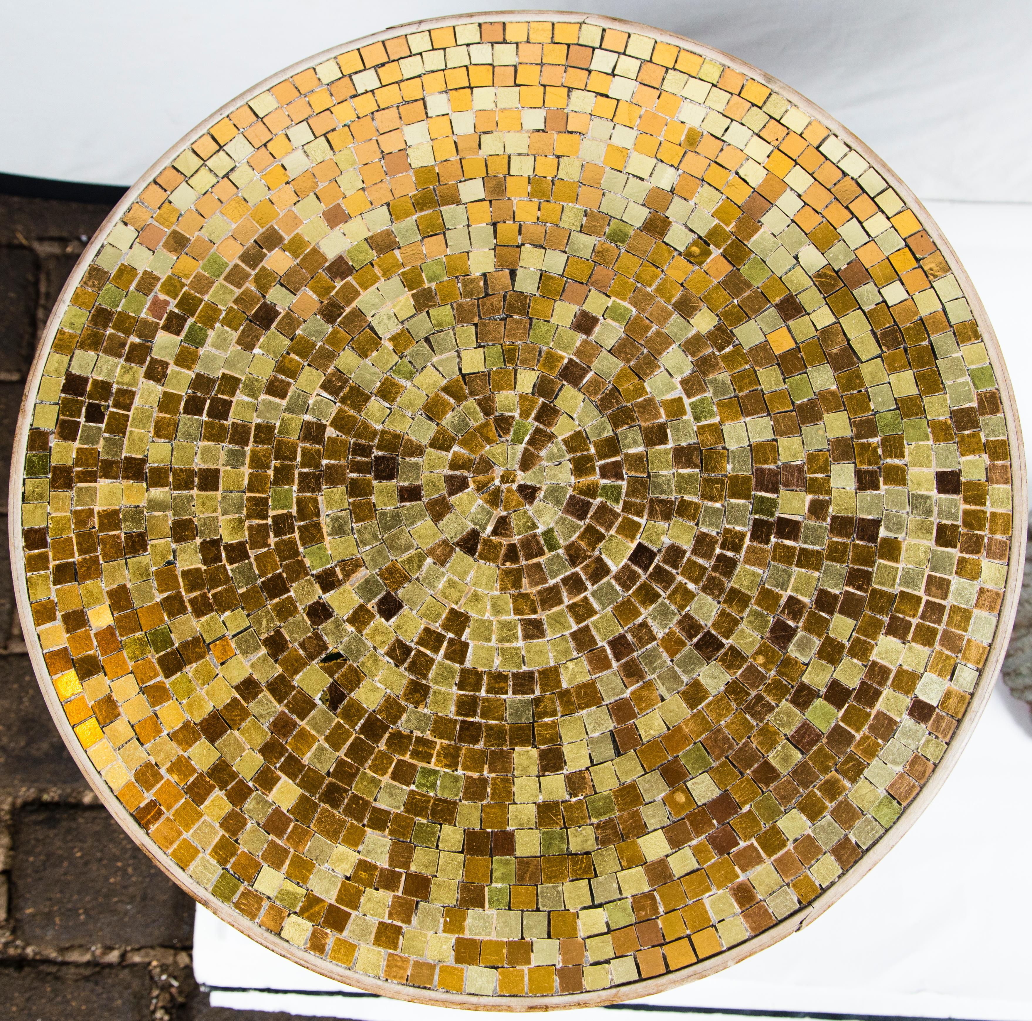 Européen Paire de tables à glands à plateau en mosaïque de céramique en vente