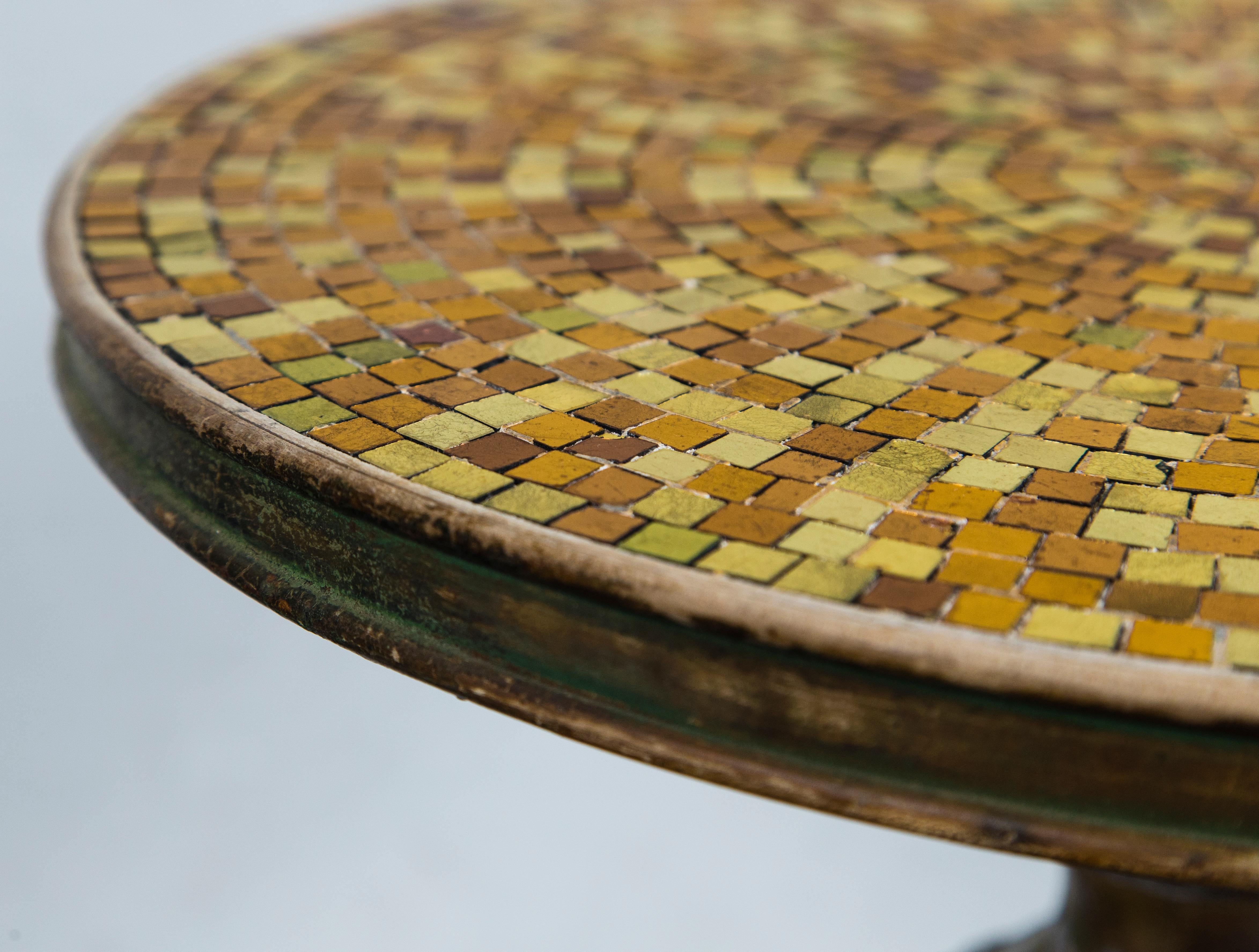 Paar keramische Mosaikfliesen-Tische mit Quasten im Angebot 1