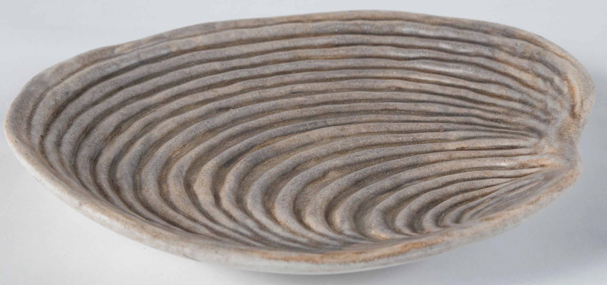 Céramique Paire d'assiettes à coquille d'huître en céramique:: Marcel Guillot:: France:: vers les années 1950