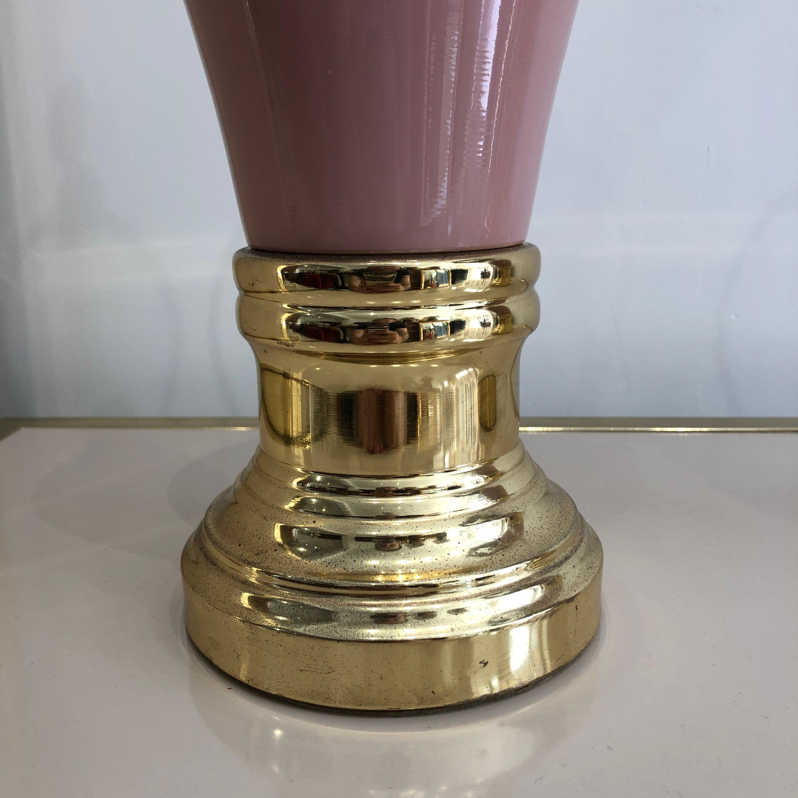 Paar Keramik-Tischlampen, Rosa, Messing, Gold, Mid-Century, 1970er Jahre, Vintage, Hollywood  (Moderne der Mitte des Jahrhunderts) im Angebot