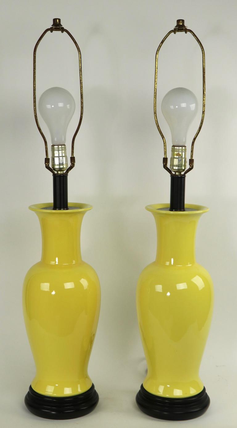 Ein Paar keramische Tischlampen mit leuchtend gelber Glasur:: die Warren Kessler zugeschrieben werden (Moderne der Mitte des Jahrhunderts) im Angebot