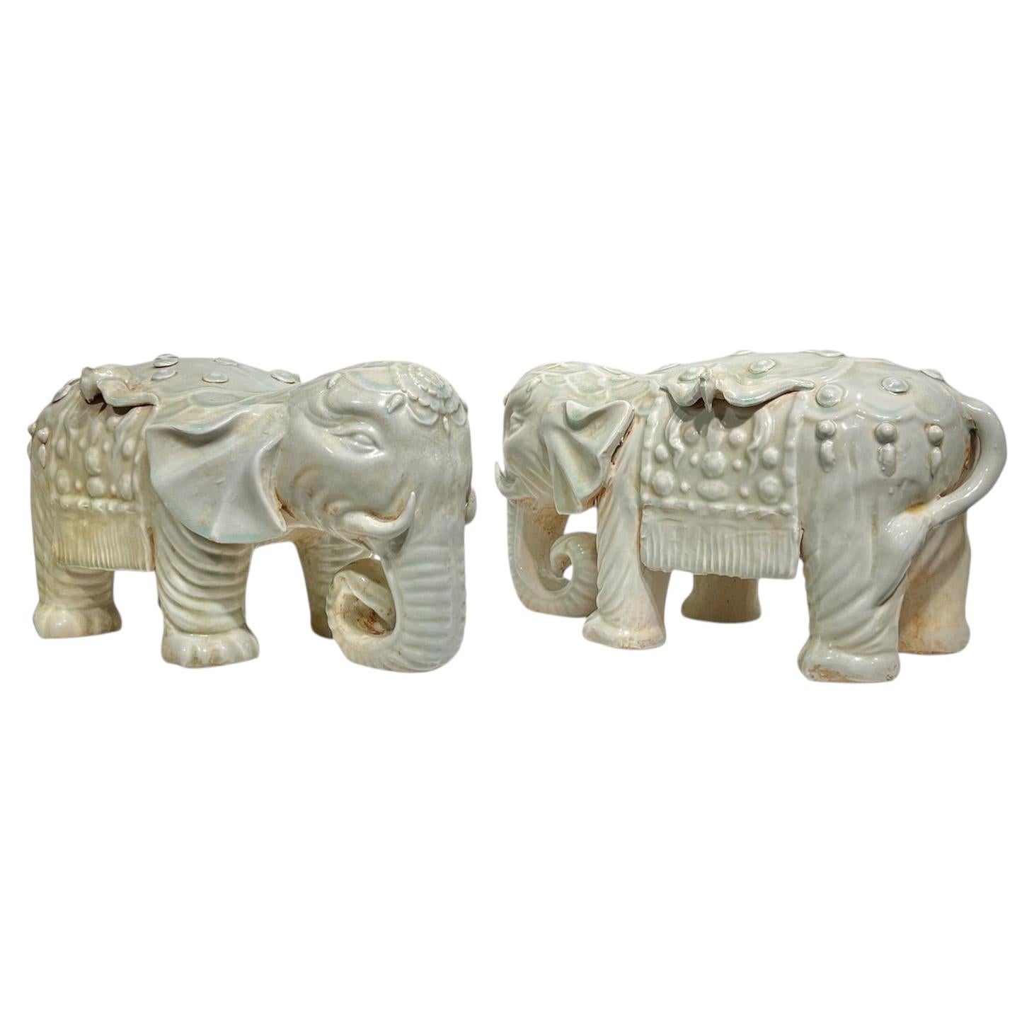 Paire d'éléphants de cérémonie en céramique blanche chinoise