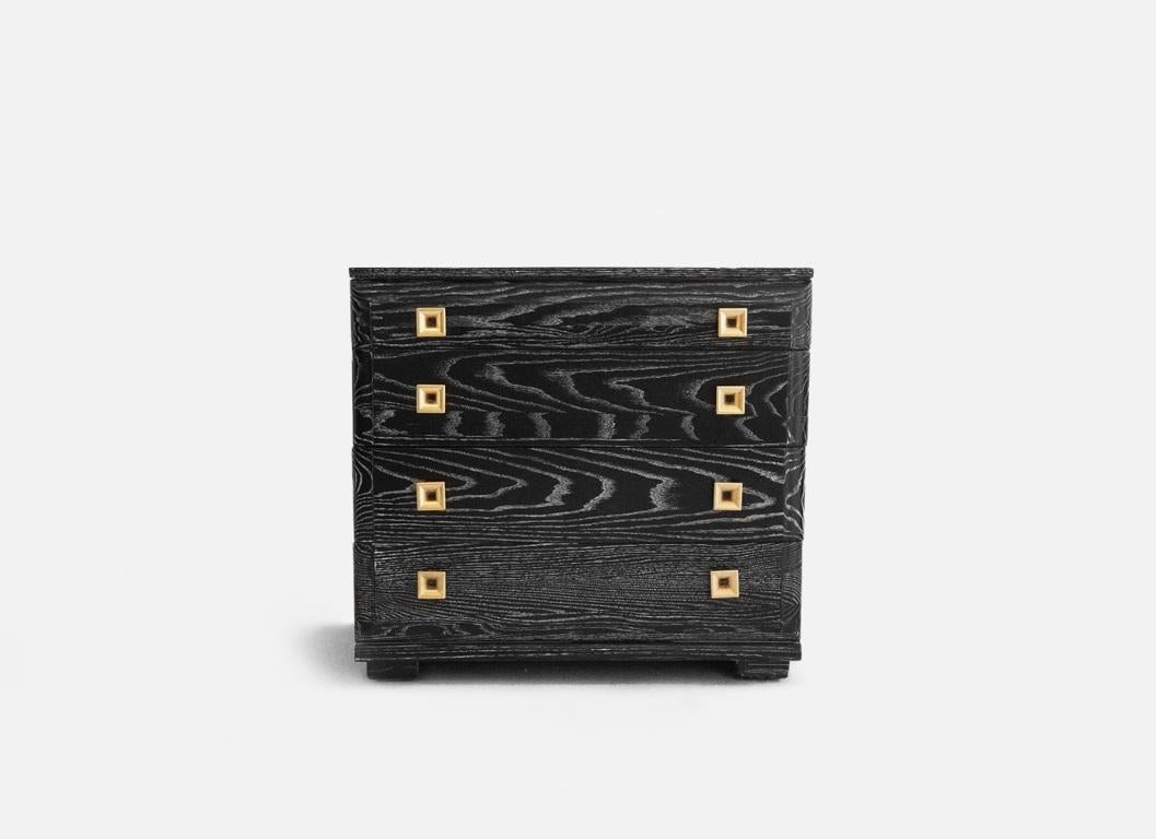 Ammira questi squisiti e rari esempi di mobili di design industriale Post Art Deco di Raymond Loewy per Mengel. Ciascuna cassettiera a quattro cassetti, in legno massiccio, è stata rifinita professionalmente con una finitura cerata. Hanno grandi
