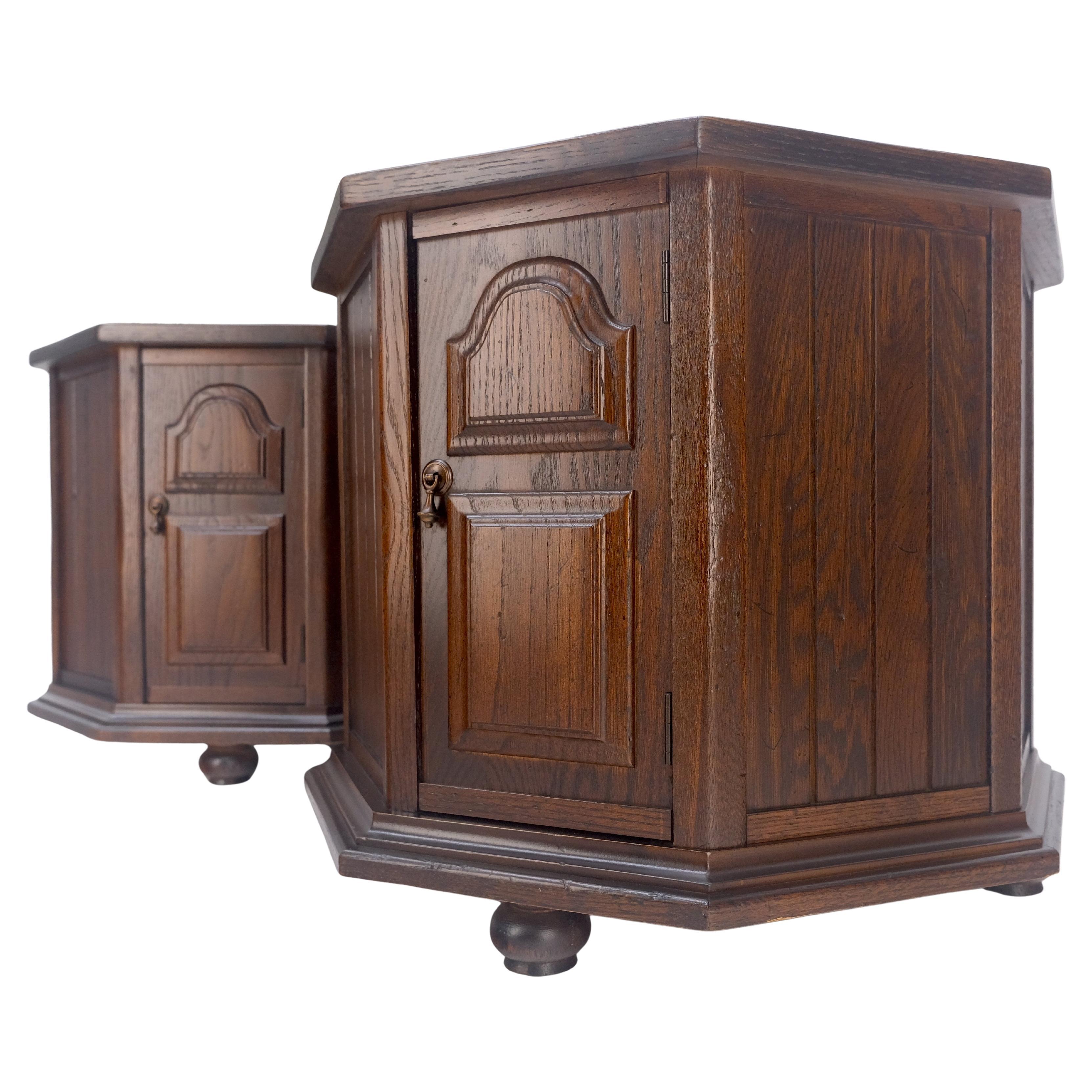 Paire de tables d
appoint en chêne cérusé de forme ronde octogonale avec 1 porte MINT ! en vente