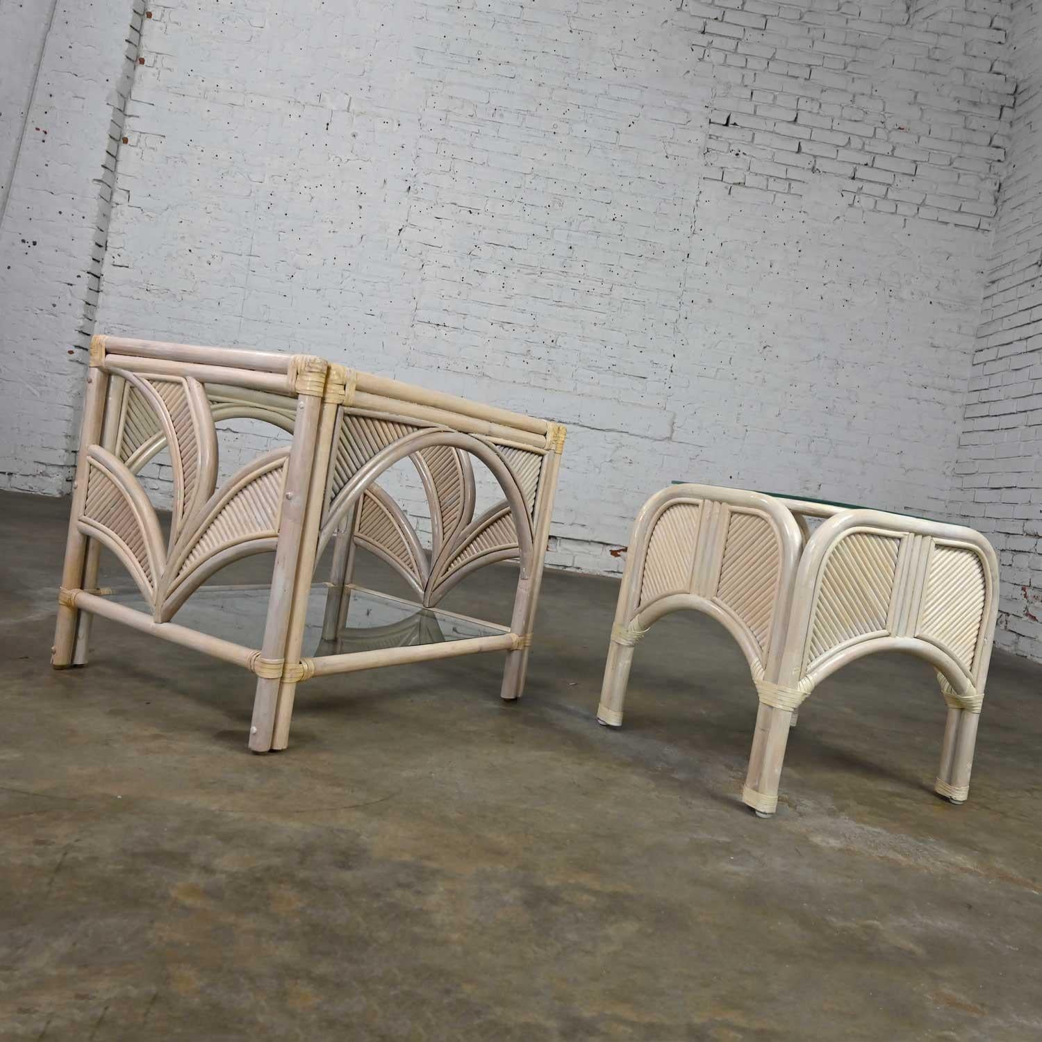 Paire de tables d'appoint en rotin cérusé avec plateaux en verre et motifs de feuilles de palmier organiques en vente 4