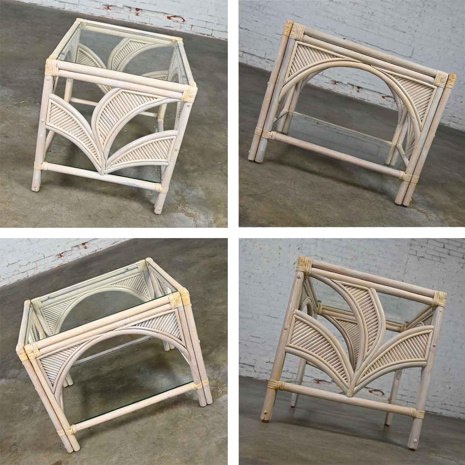 Paire de tables d'appoint en rotin cérusé avec plateaux en verre et motifs de feuilles de palmier organiques en vente 6