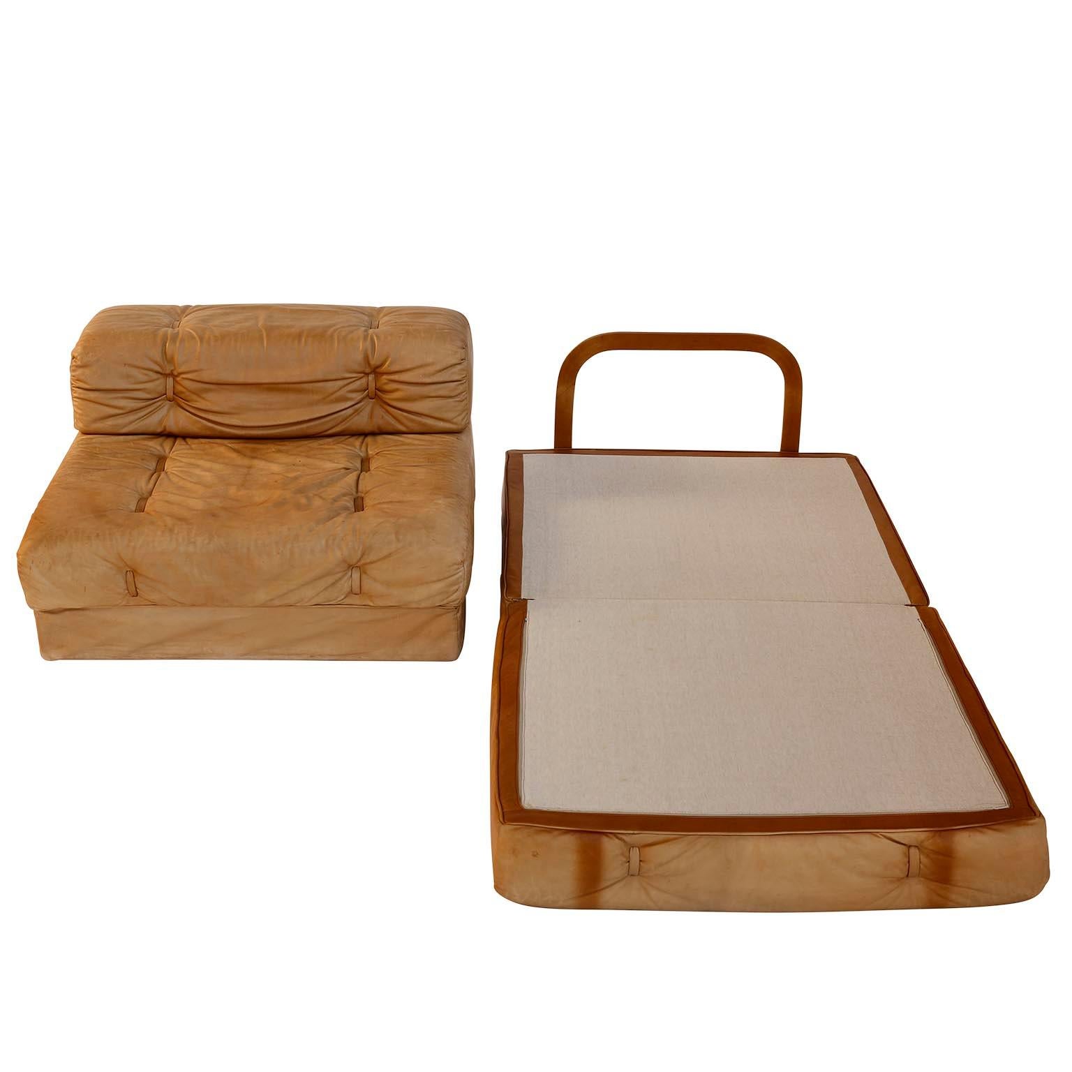 A pair of vintage chairs in aged and patinated leather designed by Karl Wittmann and manufactured by Wittmann Möbelwerkstätten, Austria, in midcentury in 1970s.
They are unfoldable and convertible and into a daybed or spare bed.
The back is made