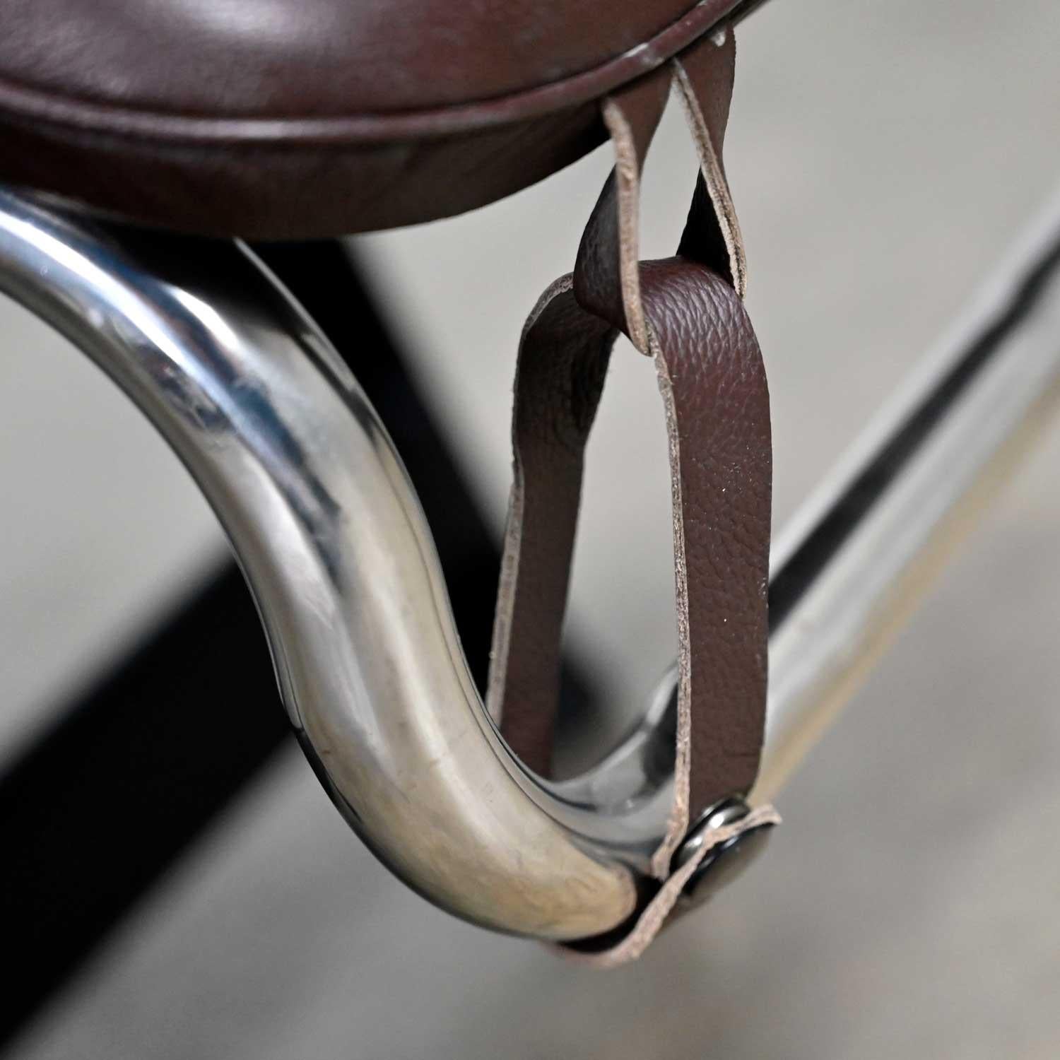 Paar Chaiselongue-Stühle aus braunem Leder und Chrom im Stil von Le Corbusier LC4 im Angebot 7