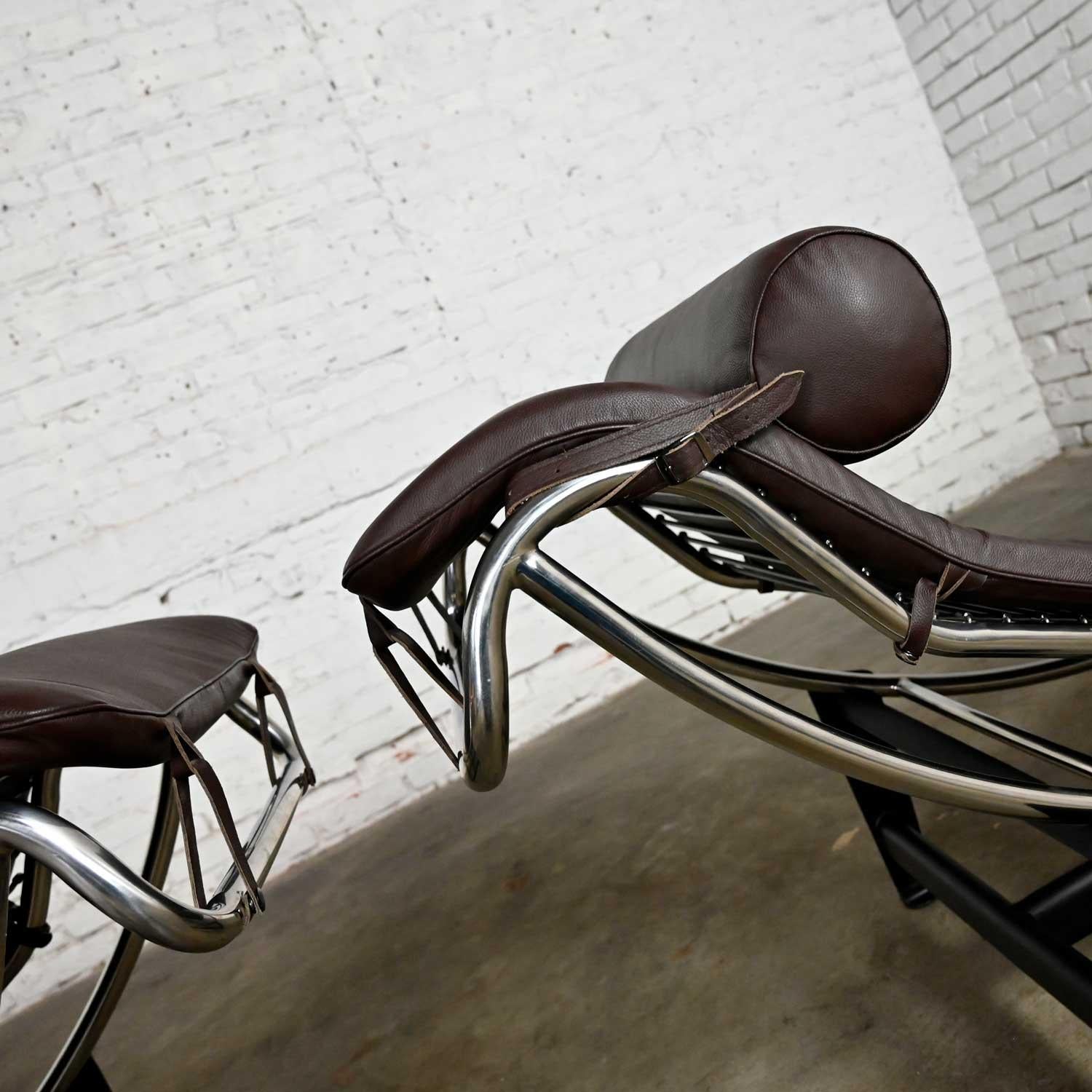 Paar Chaiselongue-Stühle aus braunem Leder und Chrom im Stil von Le Corbusier LC4 im Angebot 8