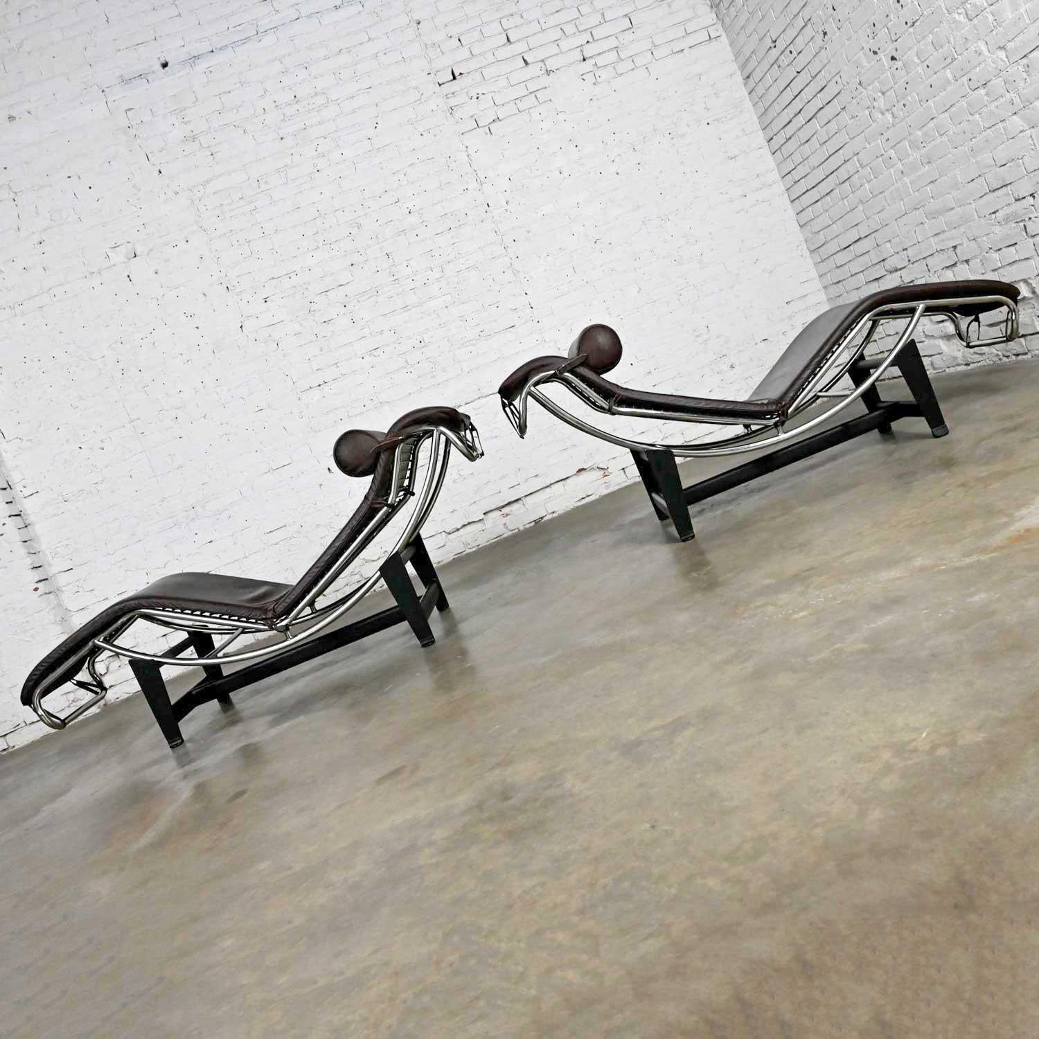 20th Century Pair Chaise Lounge Chairs Brown Leather & Chrome Style Le Corbusier LC4 For Sale