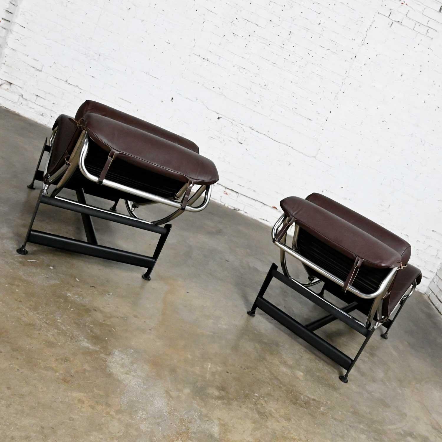Metal Pair Chaise Lounge Chairs Brown Leather & Chrome Style Le Corbusier LC4 For Sale
