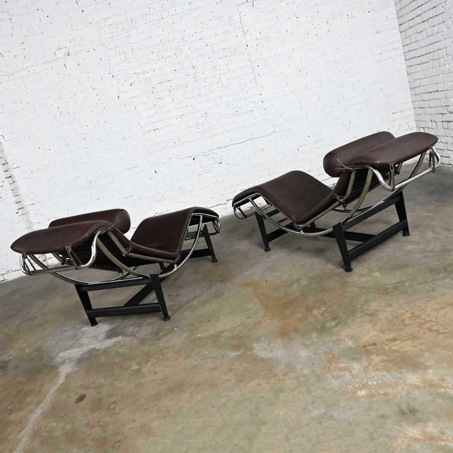 Paar Chaiselongue-Stühle aus braunem Leder und Chrom im Stil von Le Corbusier LC4 im Angebot 1