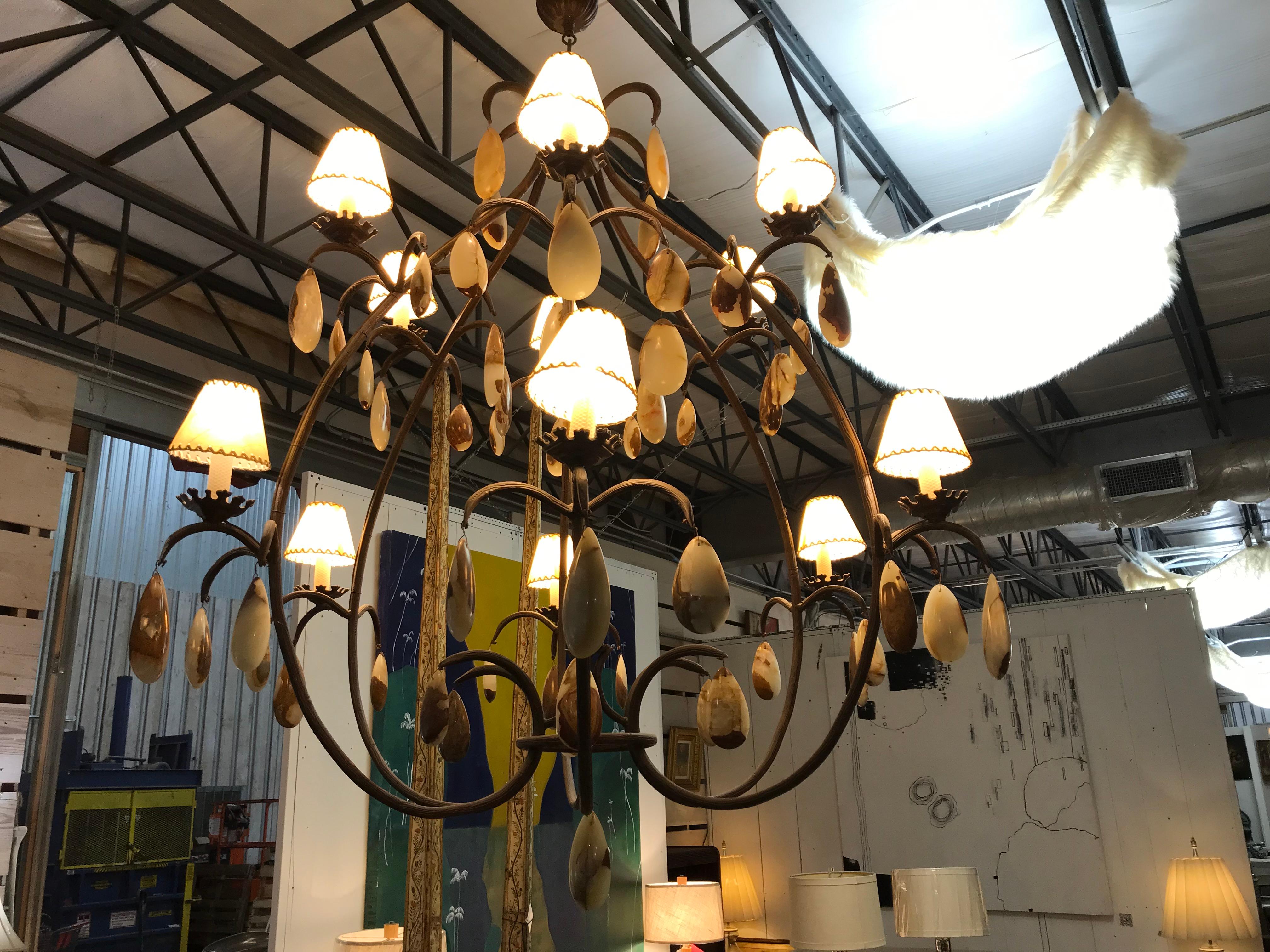 Questi magnifici lampadari, che un tempo ornavano l'iconica dimora di Versace a South Beach, sono un'incredibile testimonianza di opulenza e maestria. Ogni lampadario è dotato di enormi prismi di onice che catturano la luce in modo meraviglioso,