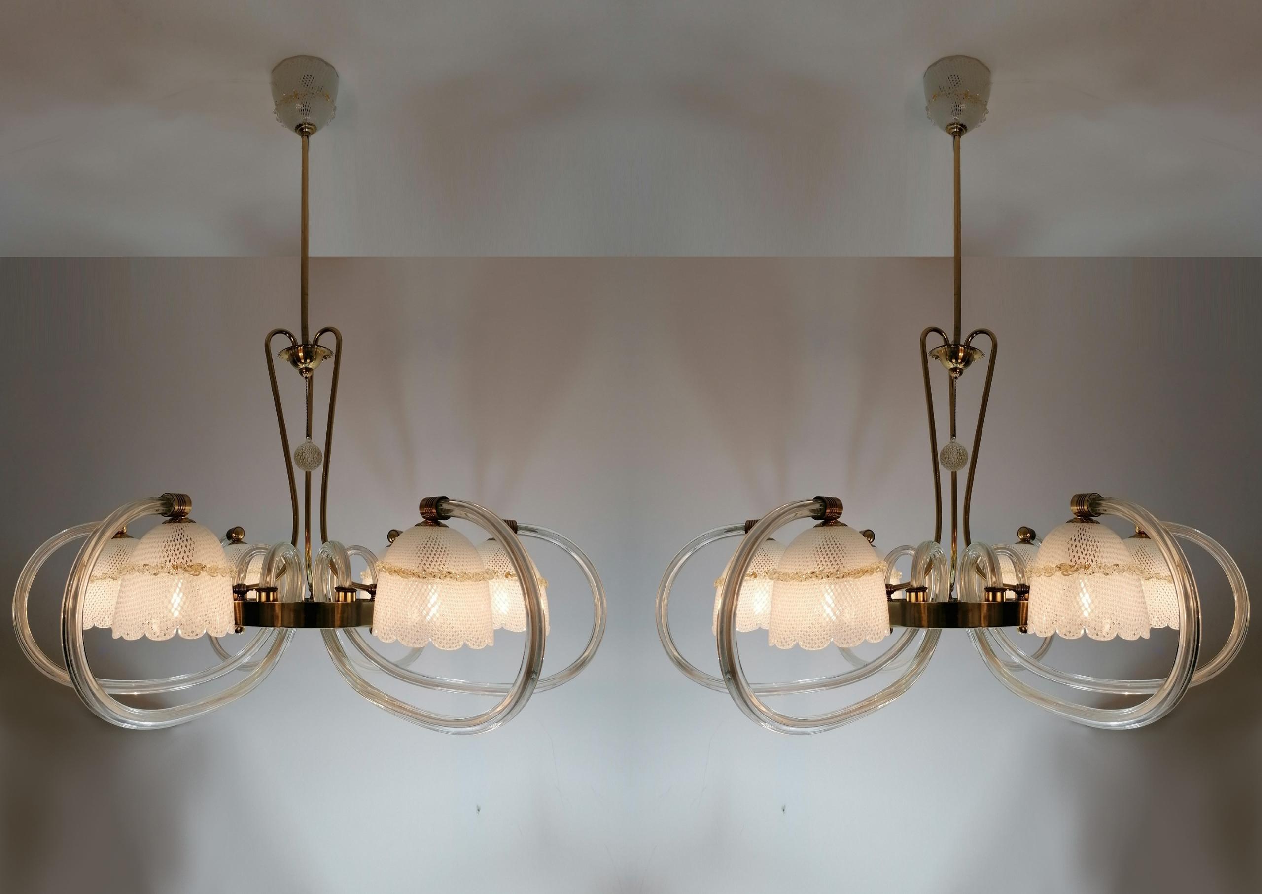 Ensemble de deux lustres élégants et raffinés en verre Reticello (double filigrane) à 6 lumières, conçus par Barovier&Toso dans les années 1940. Le lustre comporte 6 bras qui partent d'un cercle de laiton, mais pas vers l'extérieur comme cela aurait