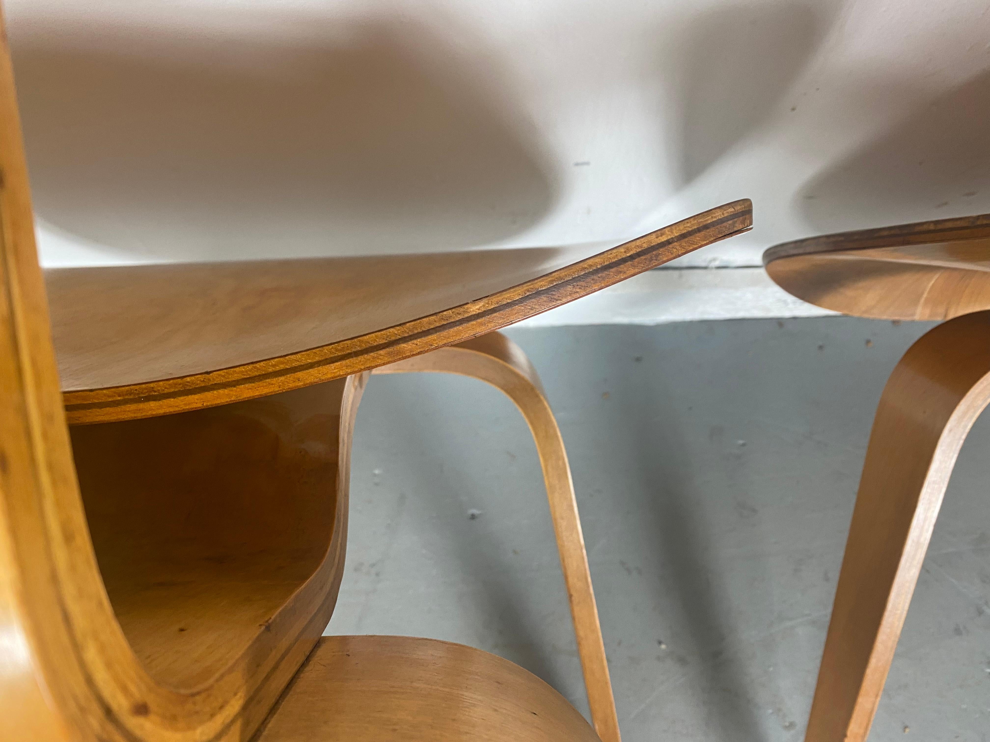 Klassisches Paar Sperrholzstühle aus früher Produktion, zweite Generation, entworfen von Charles und Ray Eames, hergestellt von Herman Miller, hervorragender Originalzustand, wunderbare Farbe, Patina.