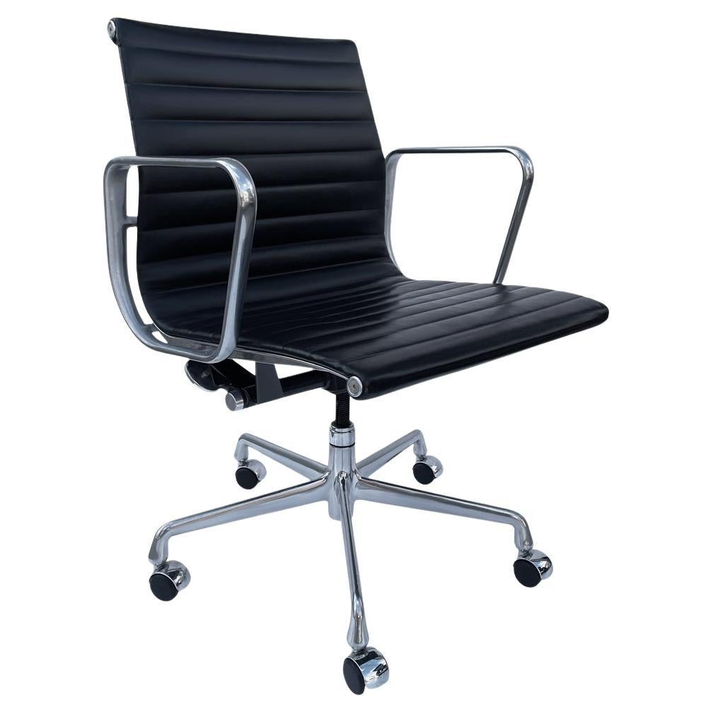 Paar Charles Eames fr Herman Miller Aluminium-Gruppen-Brostuhl aus schwarzem Leder