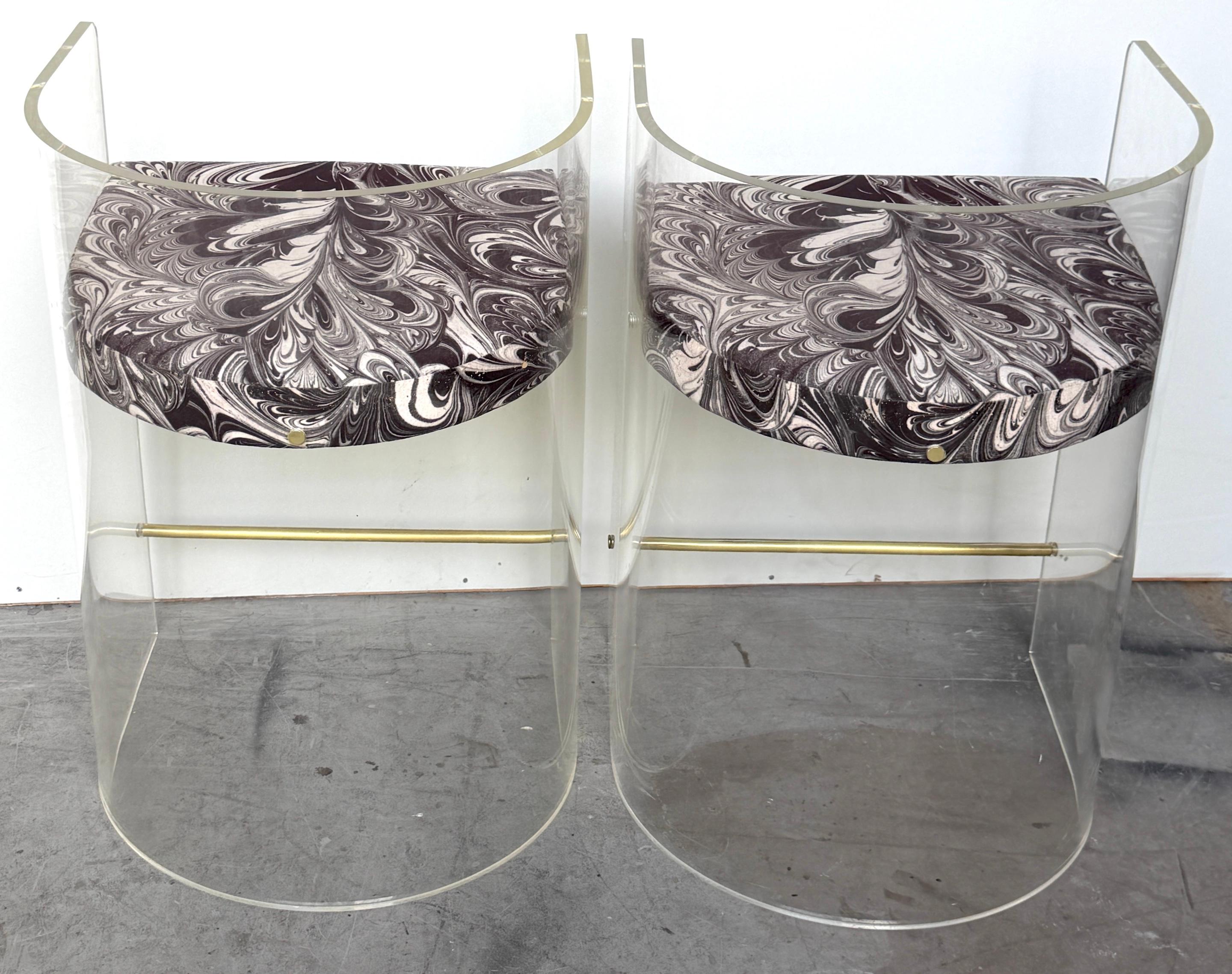 Pair Charles Hollis Jones (Attrib.) Lucite Barrel-Back Counter Counter Chairs en vente 3