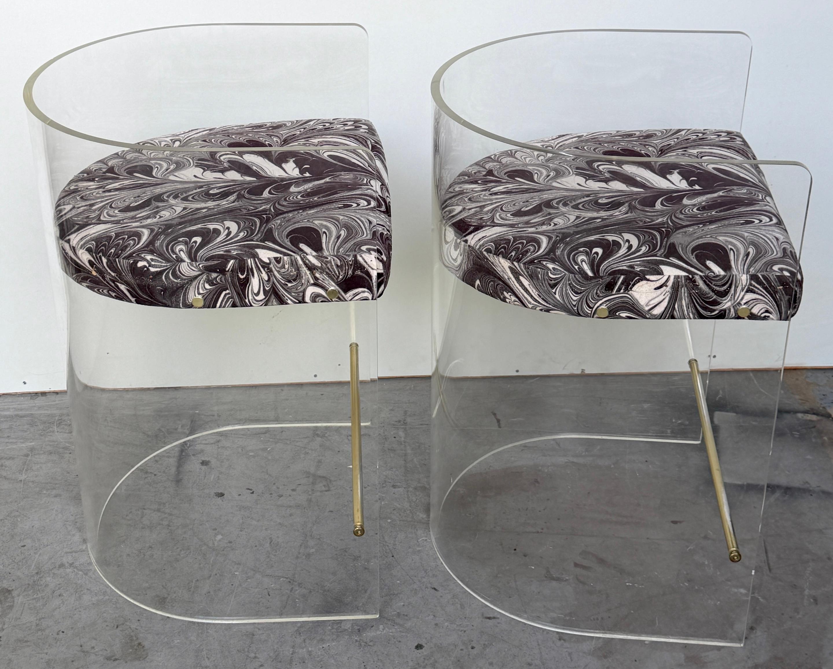 Pair Charles Hollis Jones (Attrib.) Lucite Barrel-Back Counter Counter Chairs en vente 4