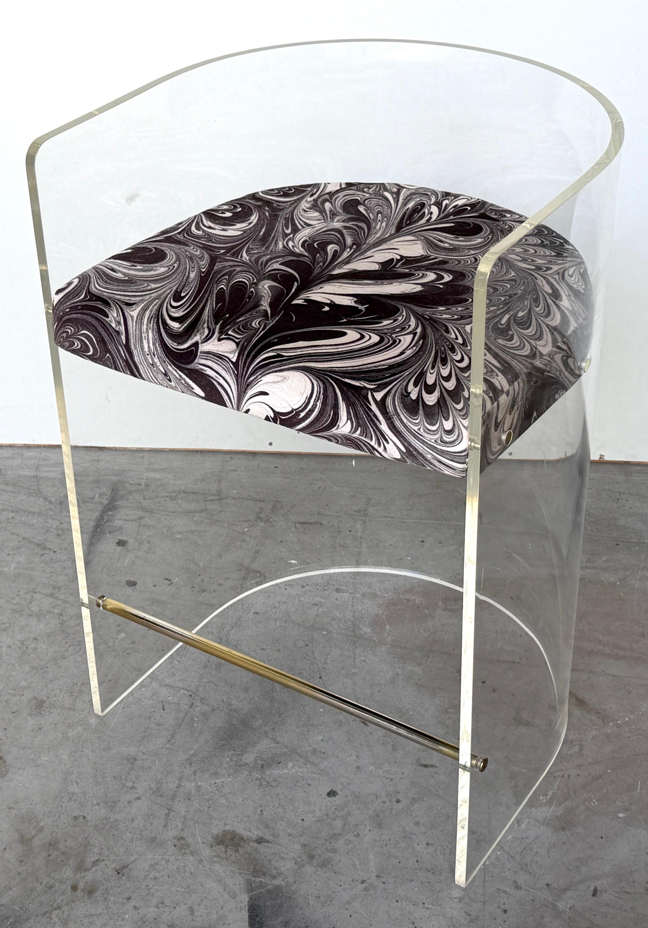Pair Charles Hollis Jones (Attrib.) Lucite Barrel-Back Counter Counter Chairs en vente 5