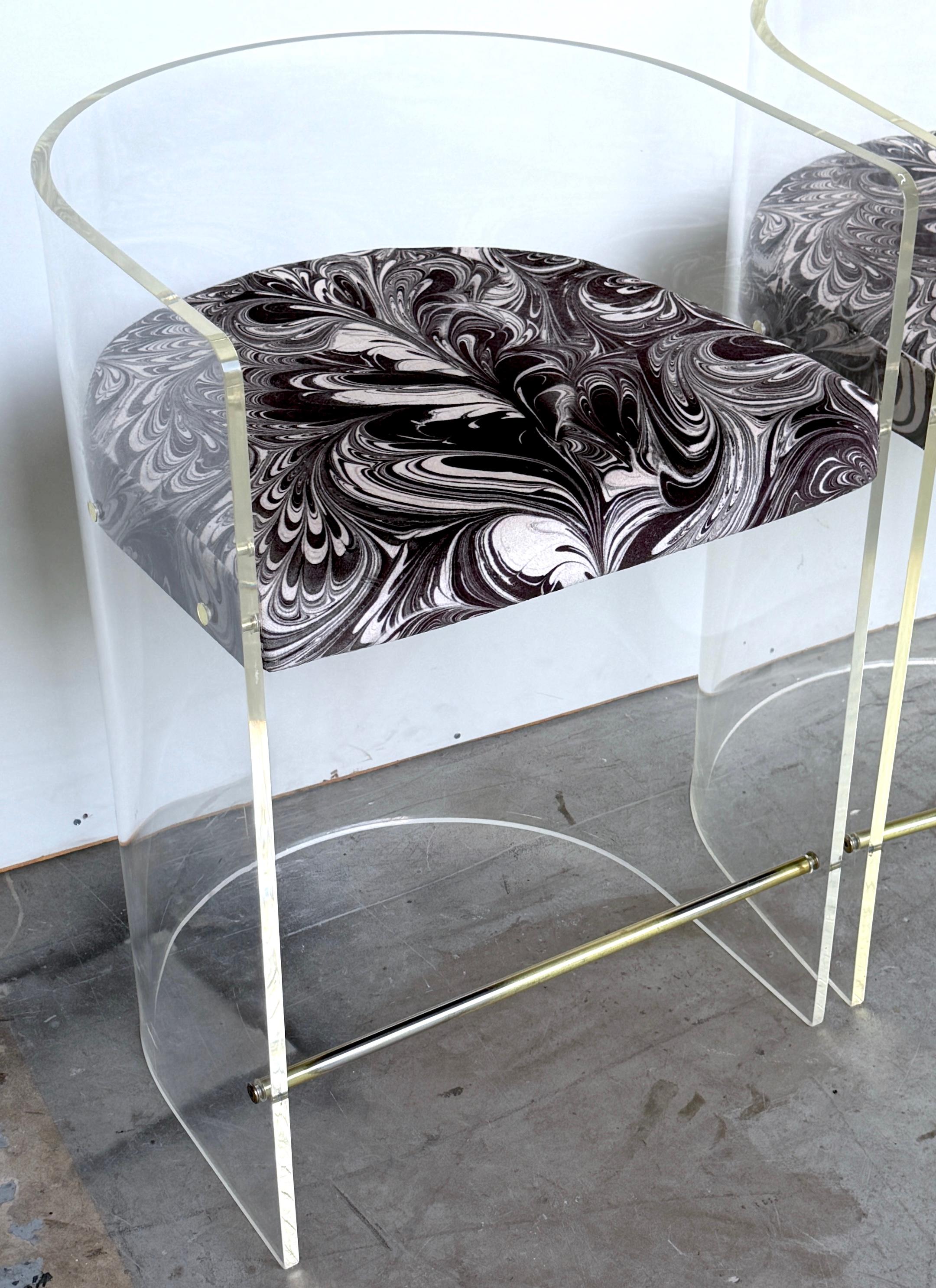 Mid-Century Modern Pair Charles Hollis Jones (Attrib.) Lucite Barrel-Back Counter Counter Chairs en vente