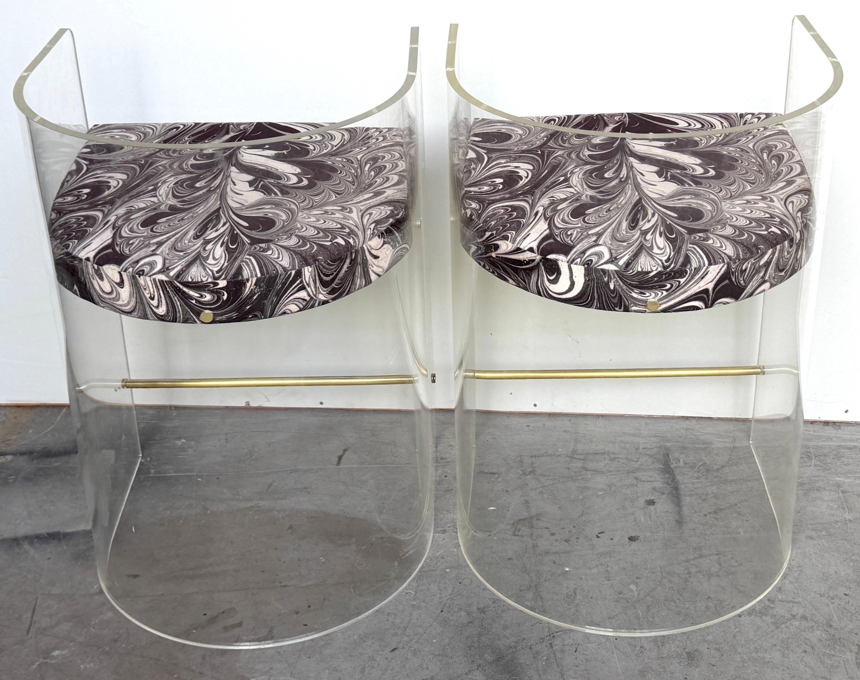 Pair Charles Hollis Jones (Attrib.) Lucite Barrel-Back Counter Counter Chairs Bon état - En vente à West Palm Beach, FL