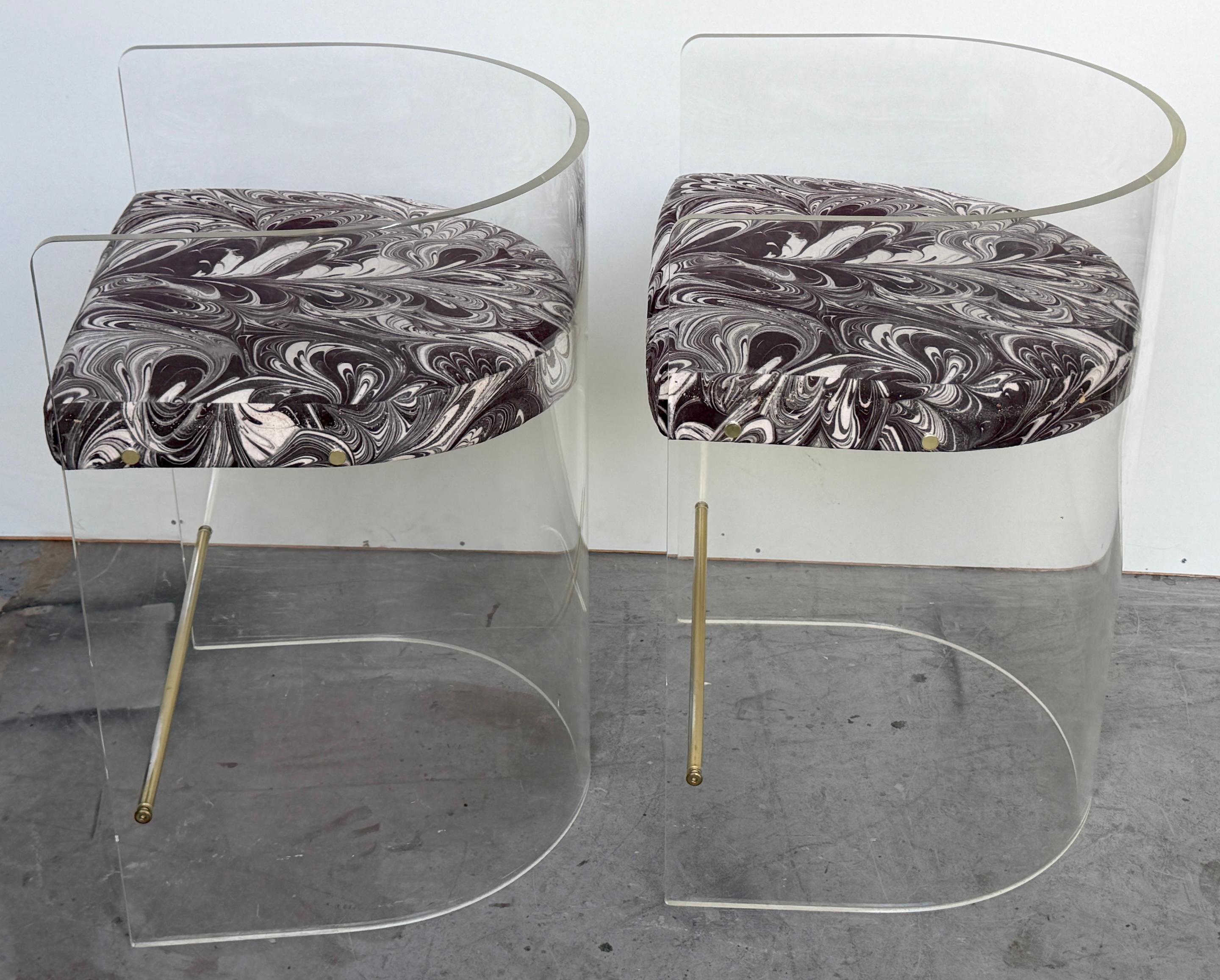 20ième siècle Pair Charles Hollis Jones (Attrib.) Lucite Barrel-Back Counter Counter Chairs en vente