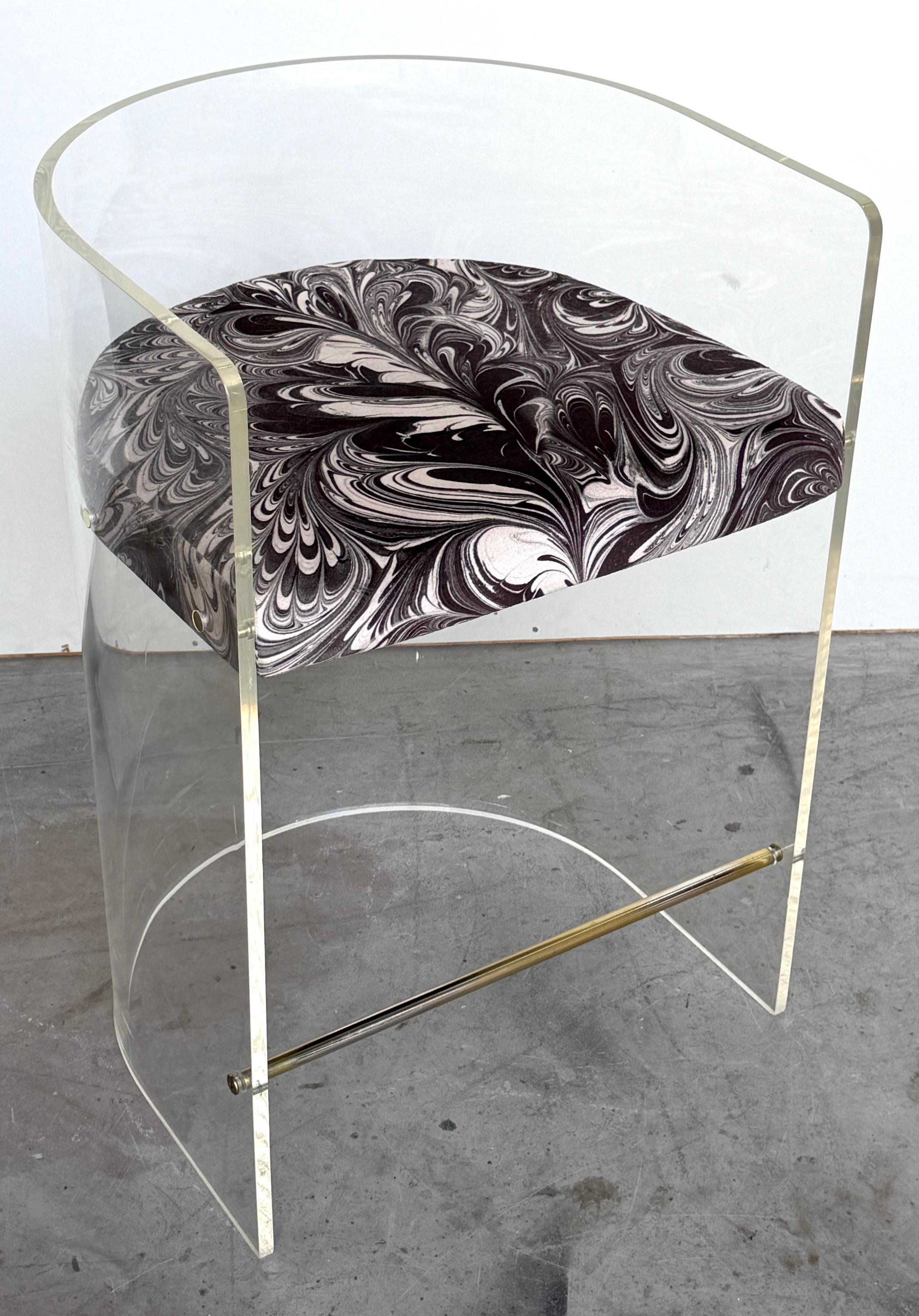 Métal Pair Charles Hollis Jones (Attrib.) Lucite Barrel-Back Counter Counter Chairs en vente