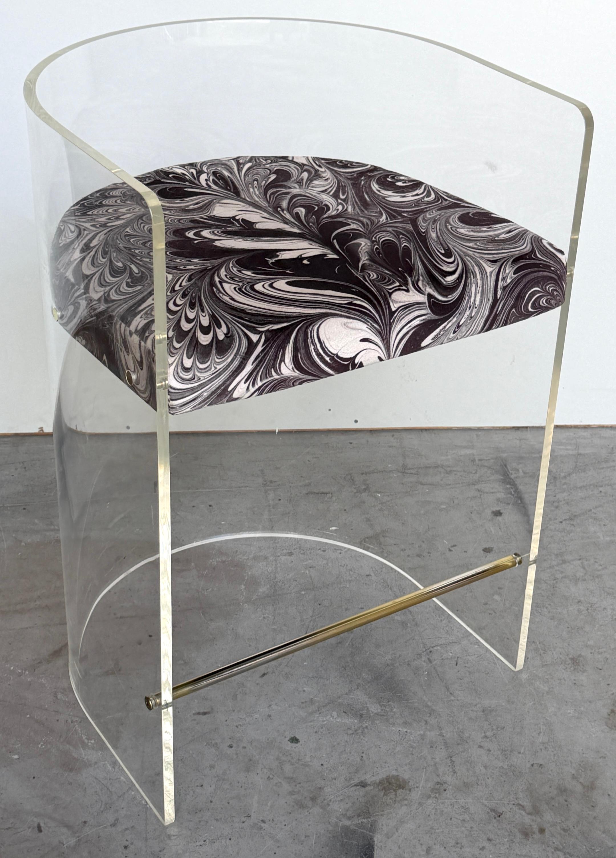 Pair Charles Hollis Jones (Attrib.) Lucite Barrel-Back Counter Counter Chairs en vente 1