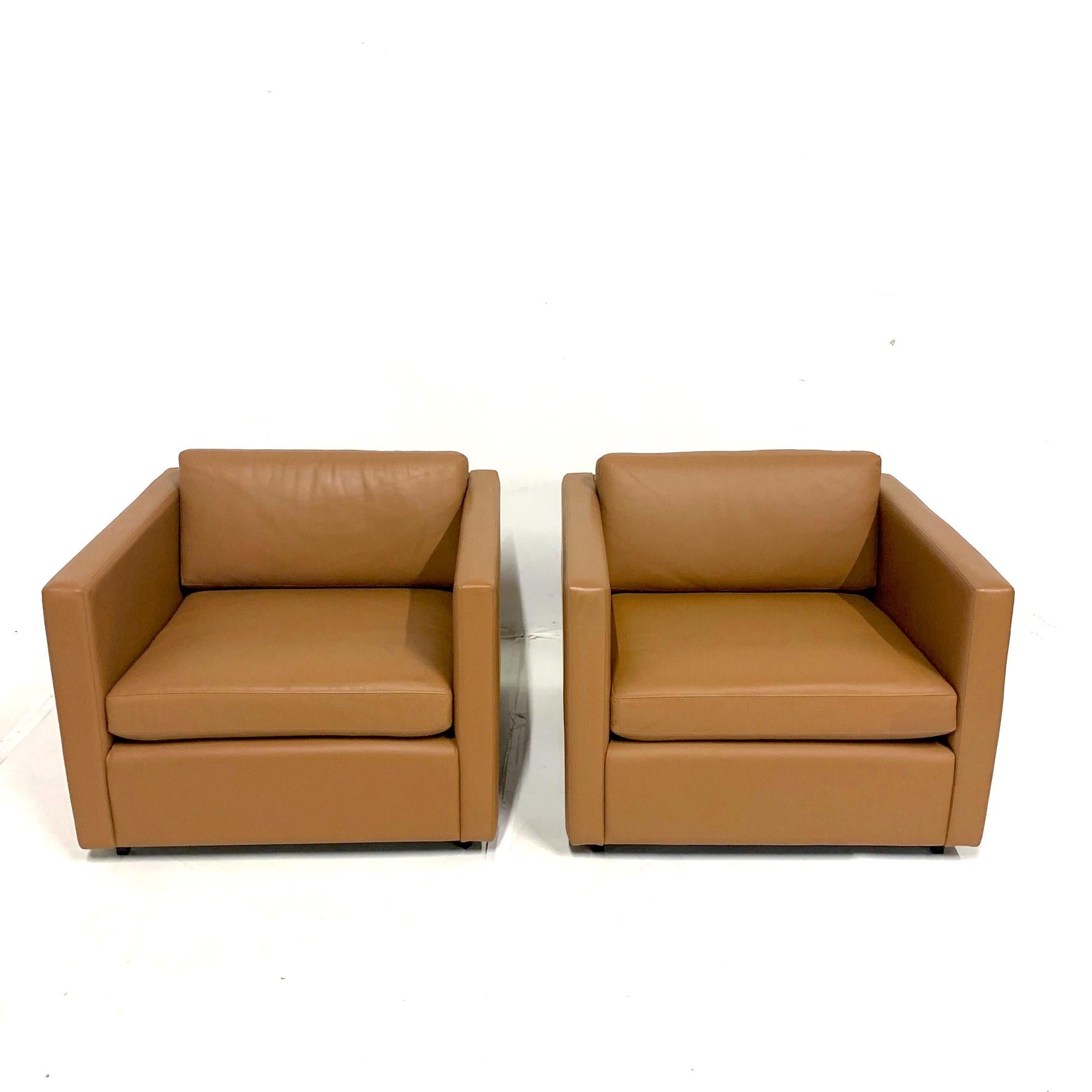 Excellent condition pair of Knoll club chairs in a stunning Carmel colored saddle leather with 2