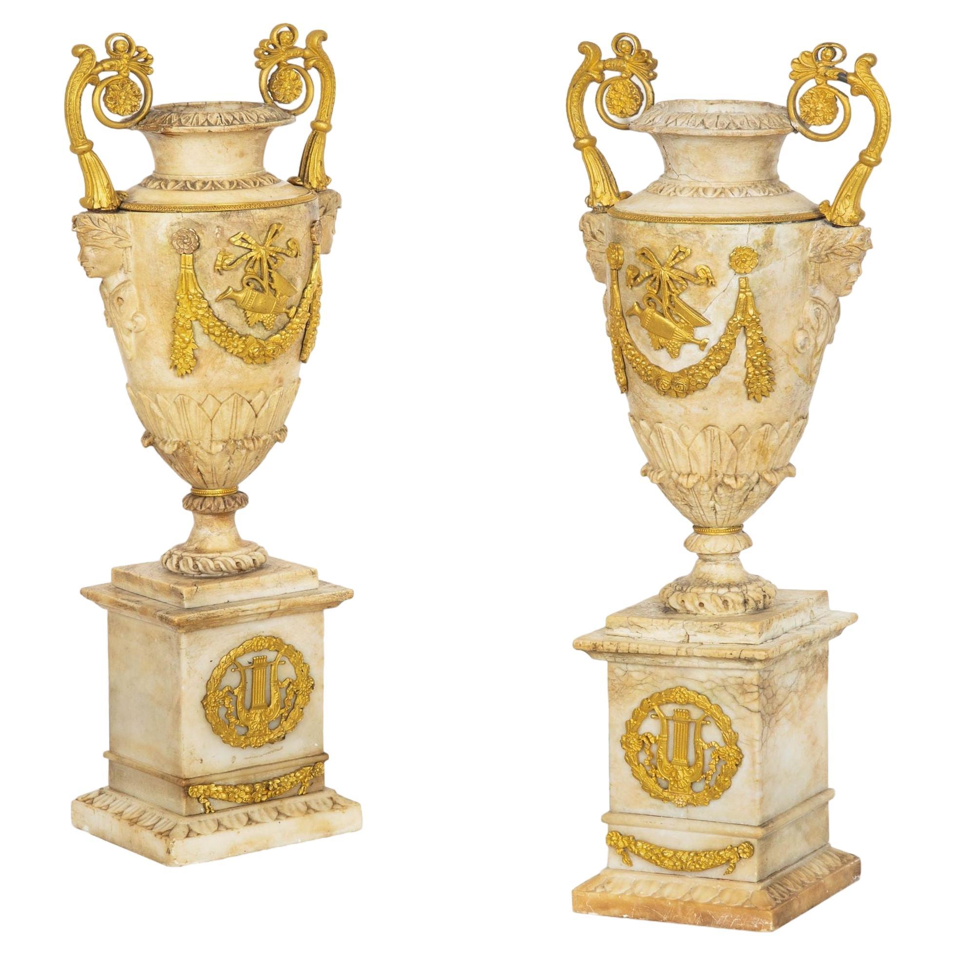 Paar Charles X Vasen aus Alabaster mit Bronzebeschlägen und Schnitzereien