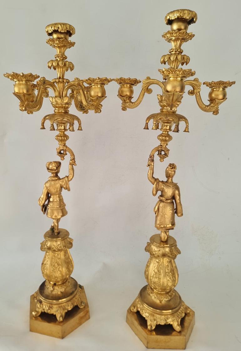 Francese Coppia di candelabri in ormù Charles X sostenuti da figure orientali in vendita