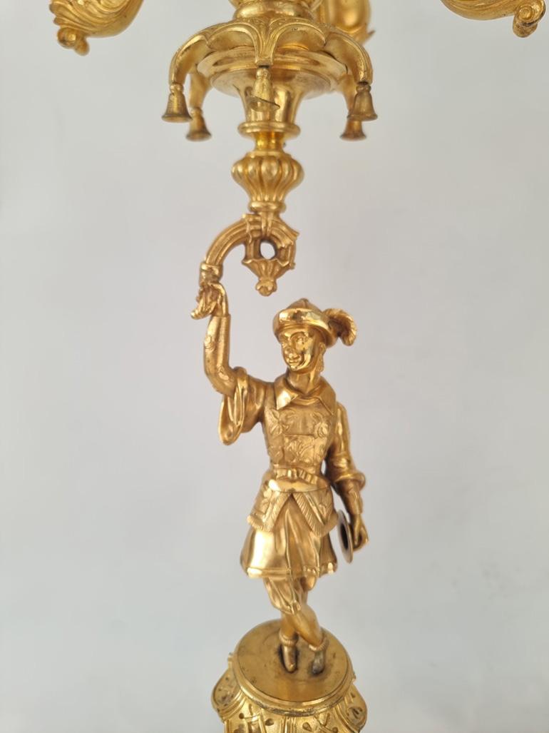 Inizio XIX secolo Coppia di candelabri in ormù Charles X sostenuti da figure orientali in vendita