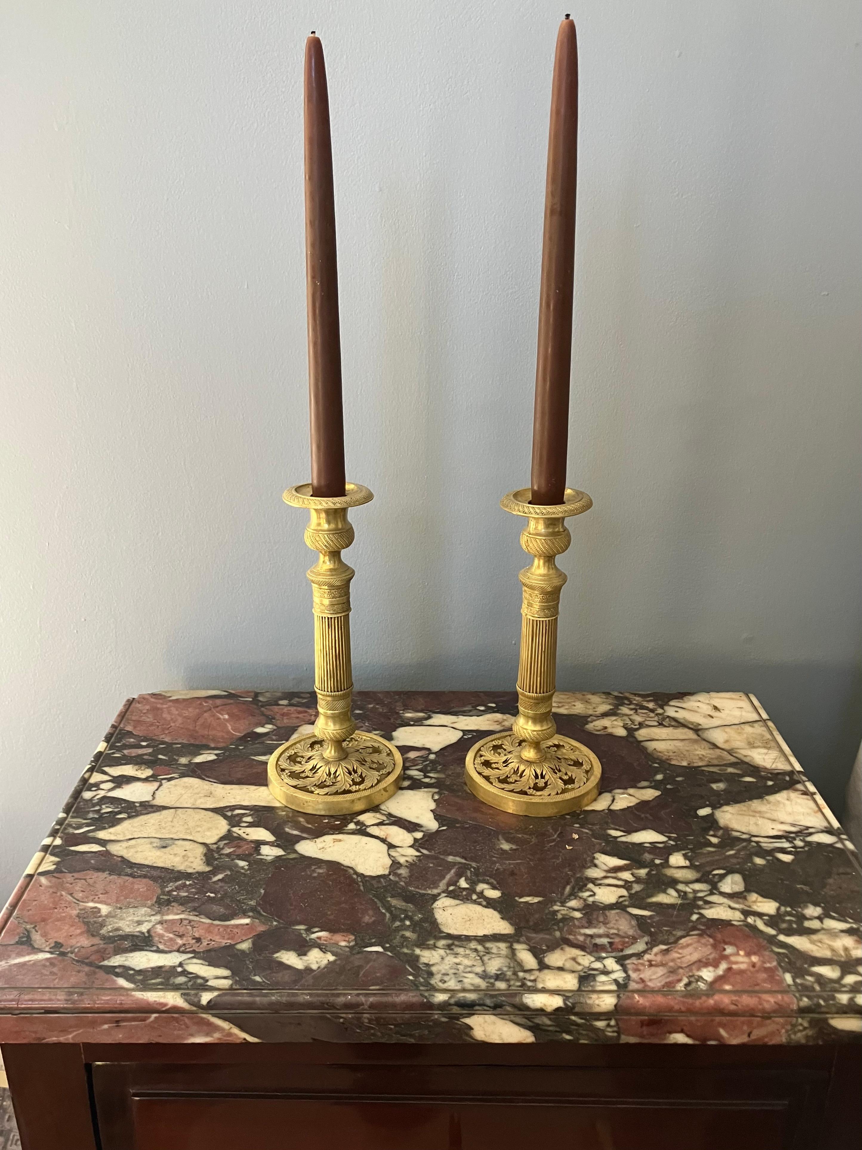 Coppia di candelieri in ormolu Charles X in vendita 2