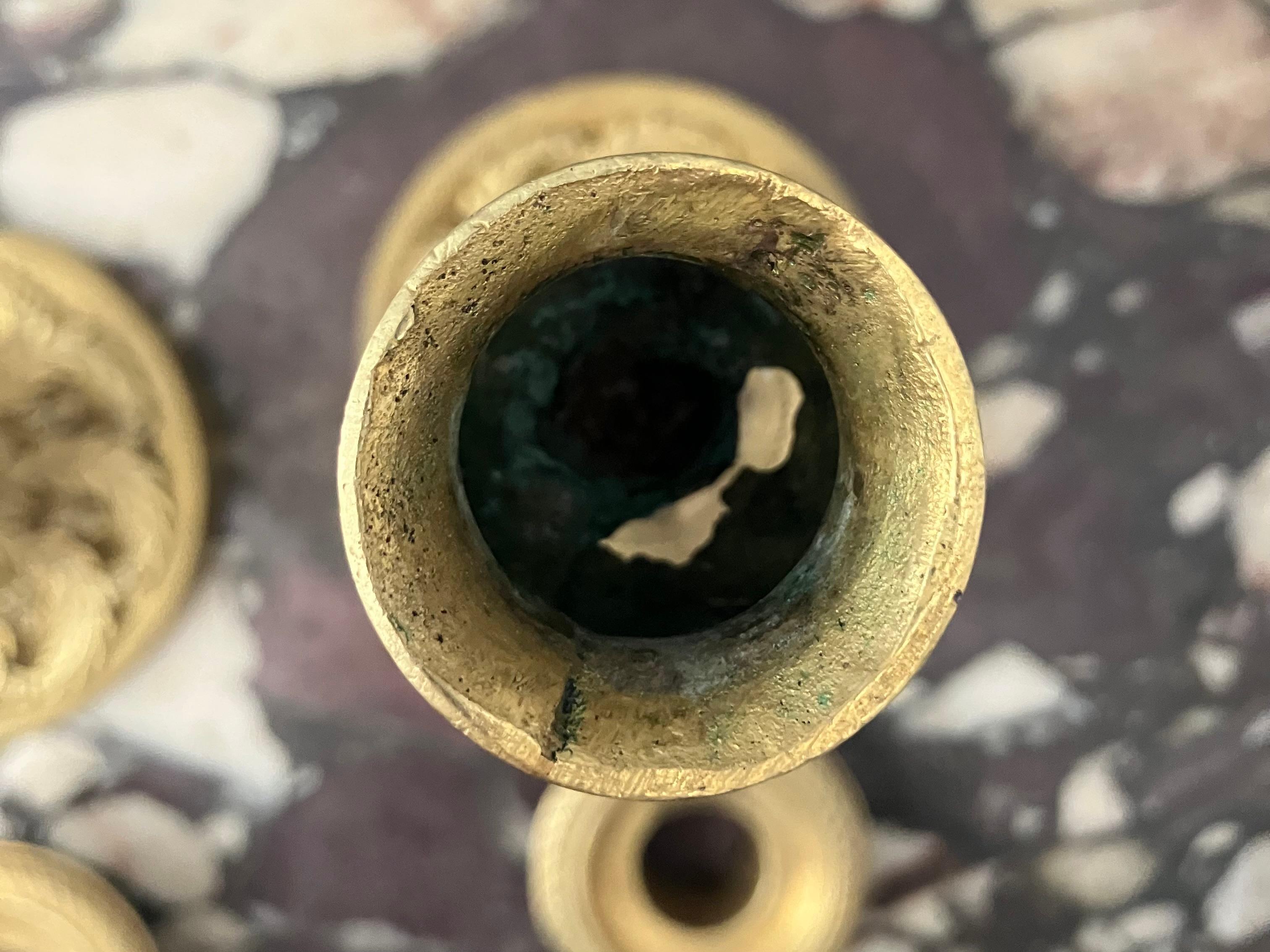 Coppia di candelieri in ormolu Charles X in vendita 4