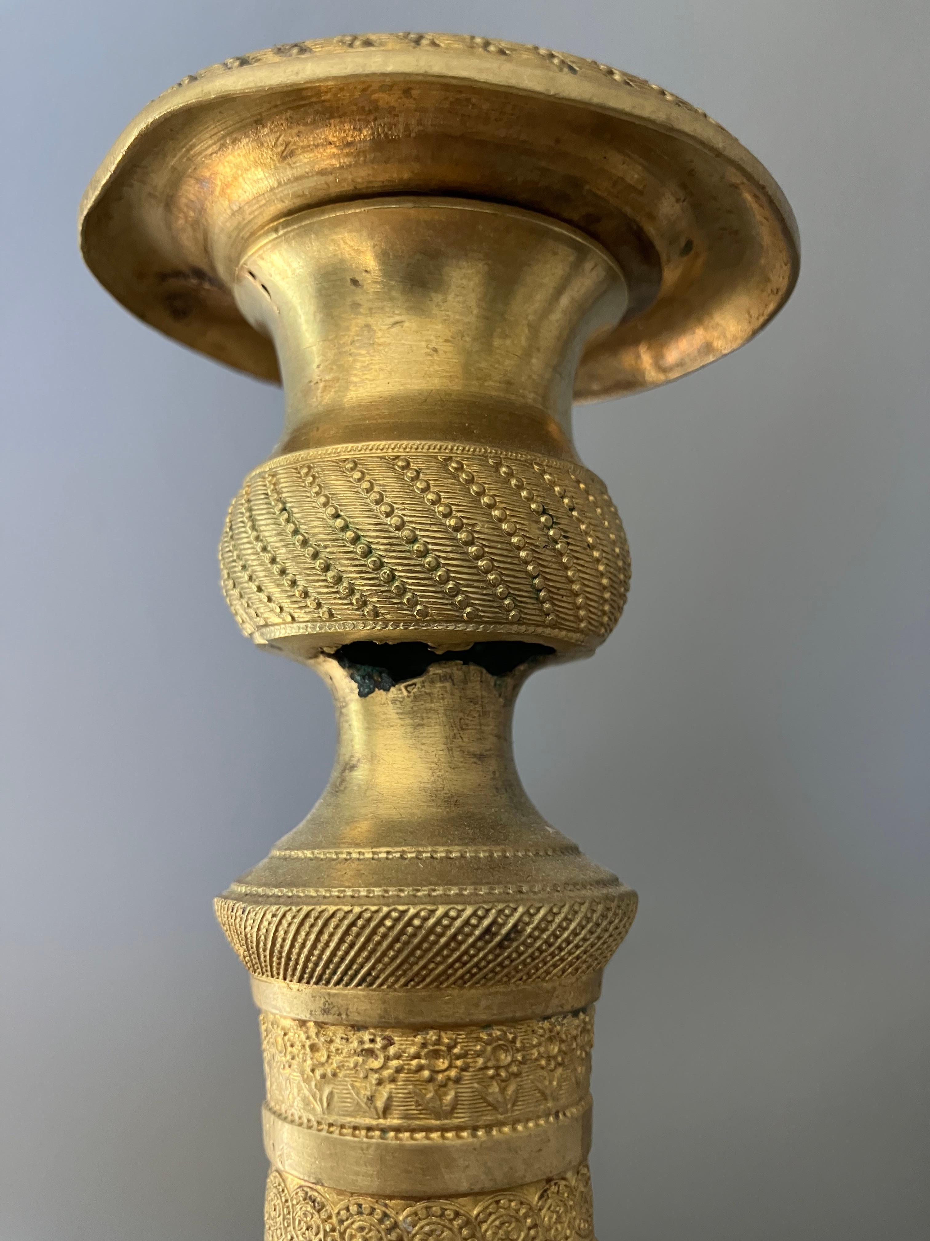 Francese Coppia di candelieri in ormolu Charles X in vendita