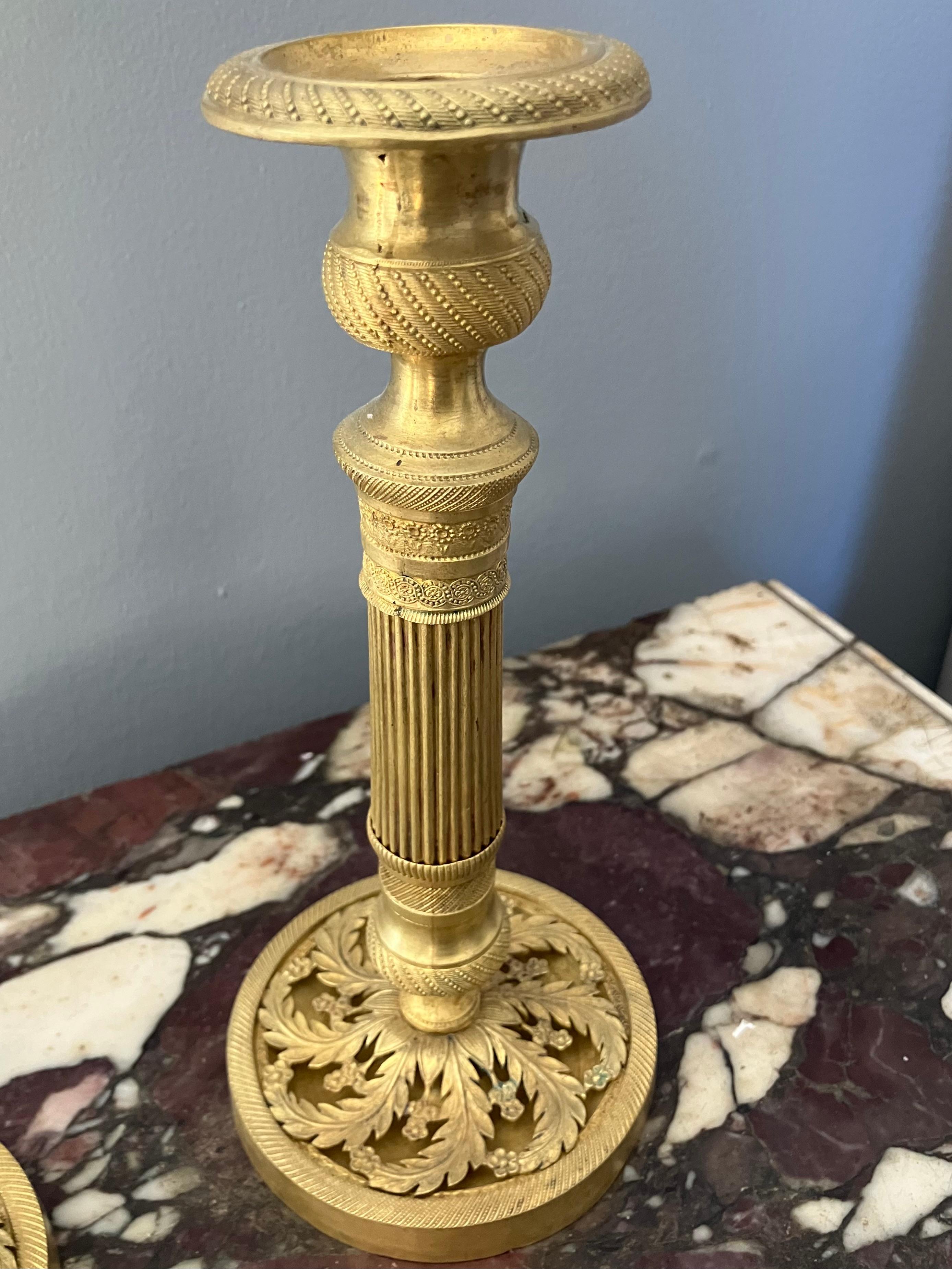 Fatto a mano Coppia di candelieri in ormolu Charles X in vendita