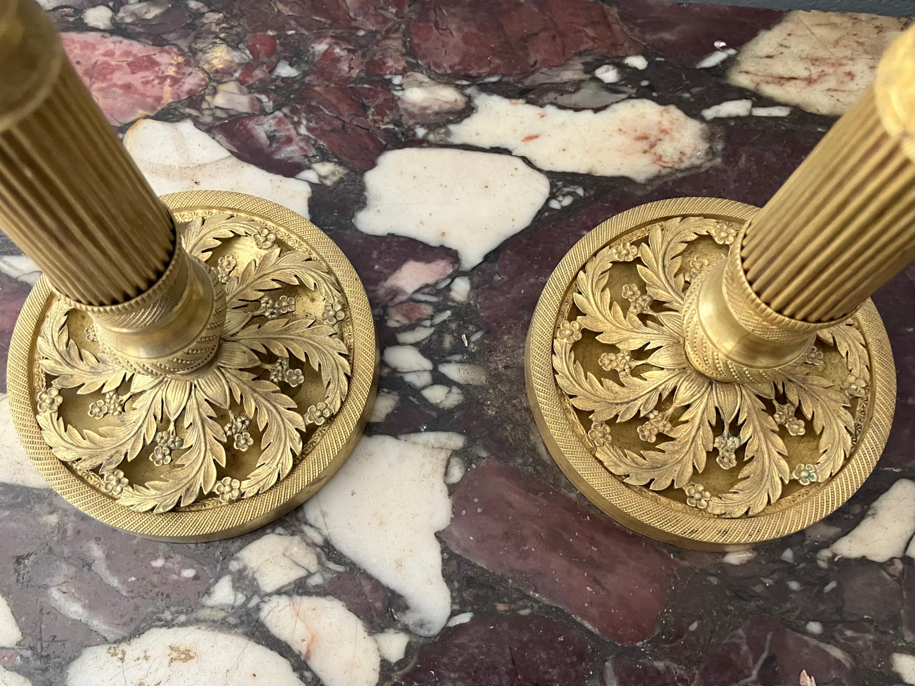 Coppia di candelieri in ormolu Charles X In condizioni buone in vendita a New York, NY