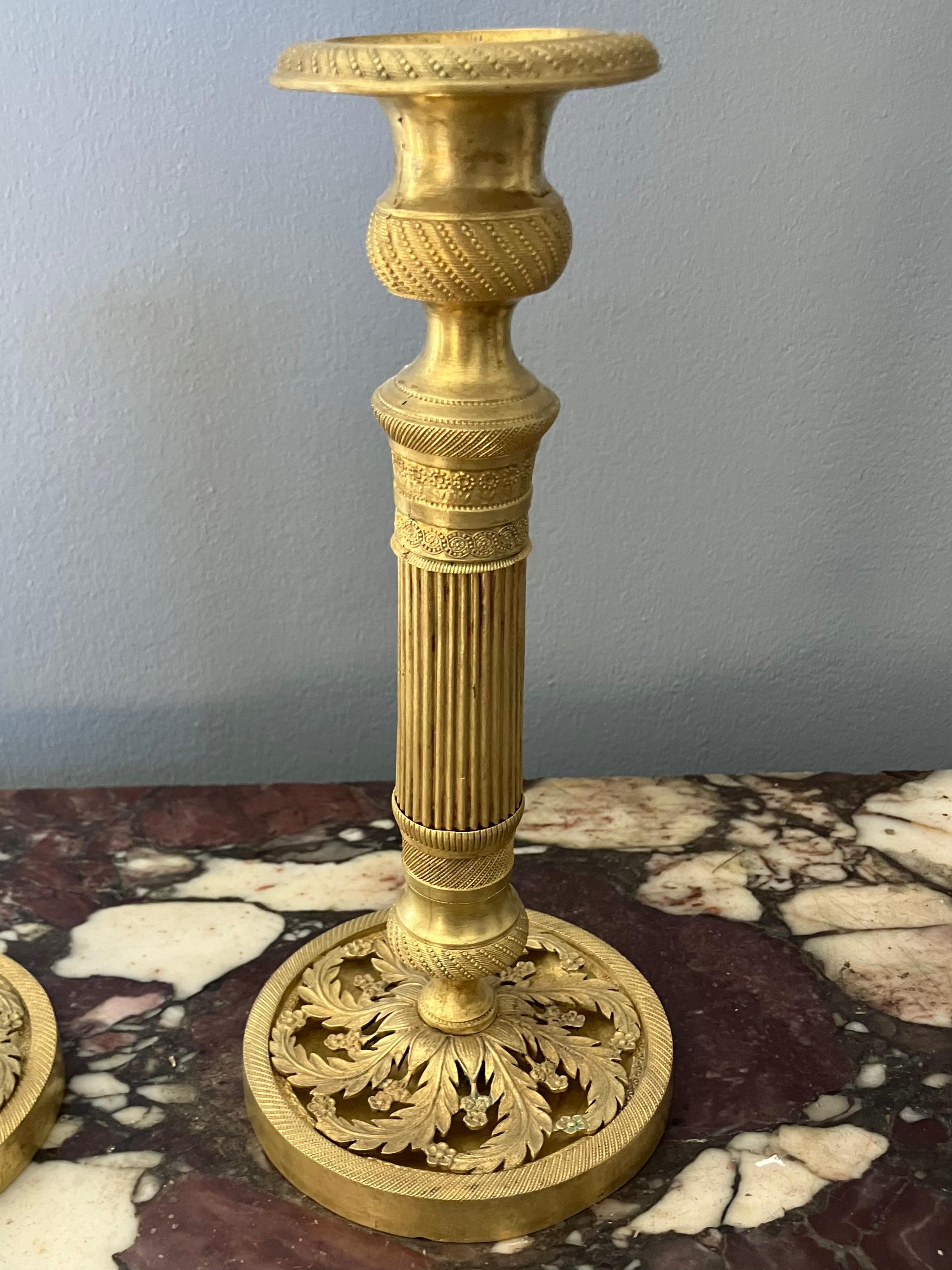 Metà XIX secolo Coppia di candelieri in ormolu Charles X in vendita