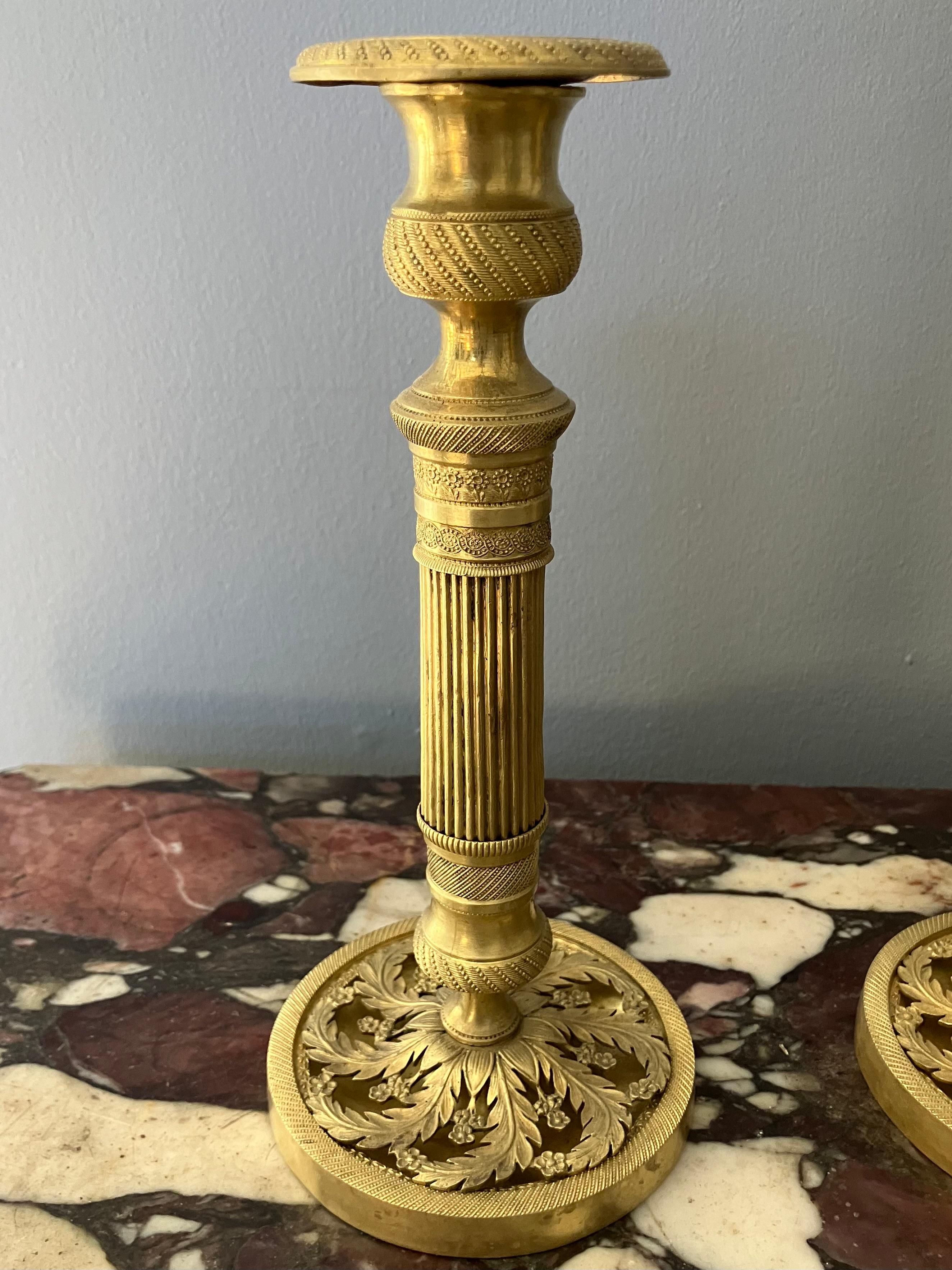 Ottone Coppia di candelieri in ormolu Charles X in vendita