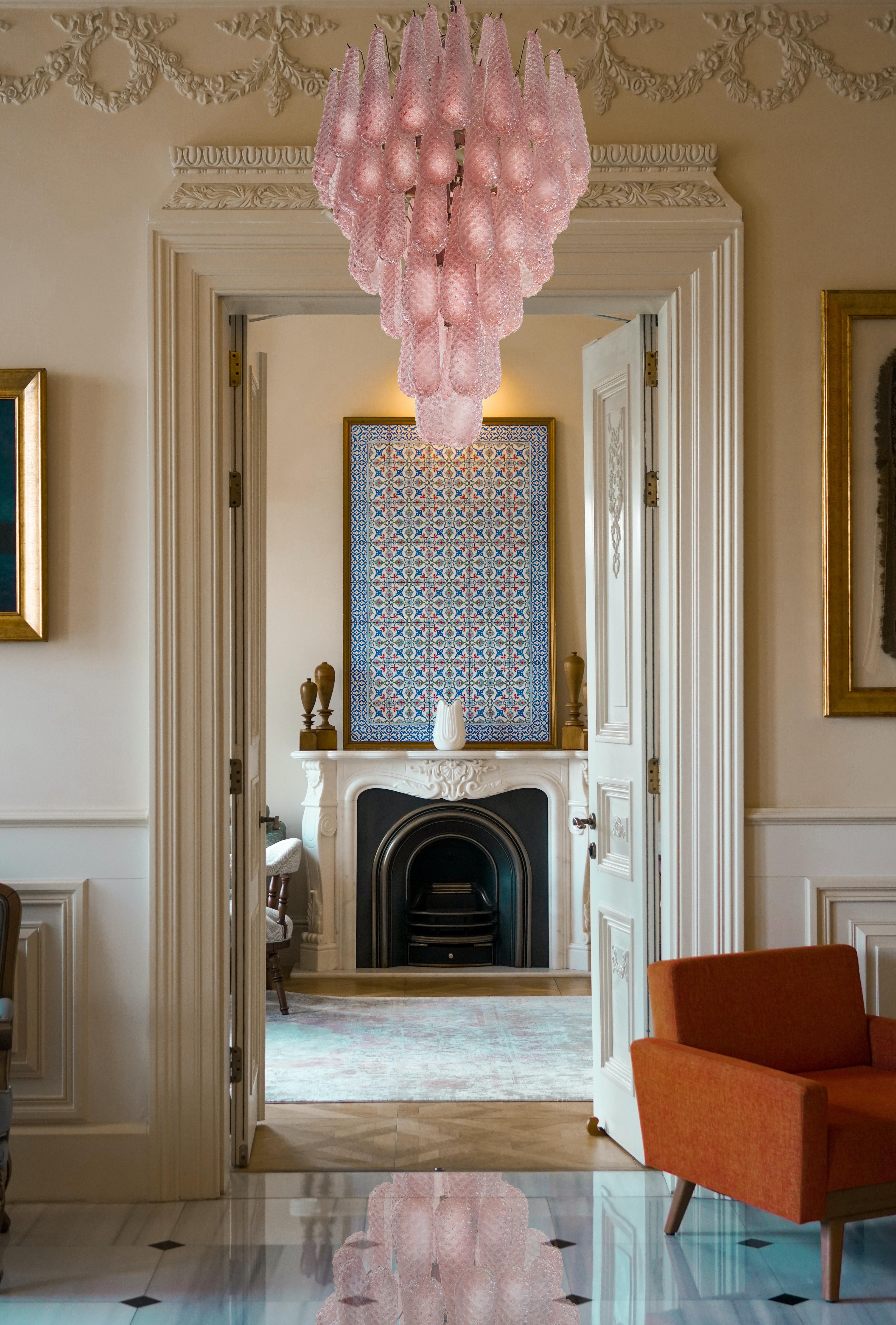 Coppia di affascinanti lampadari a foglie rosa di Murano in vendita 5