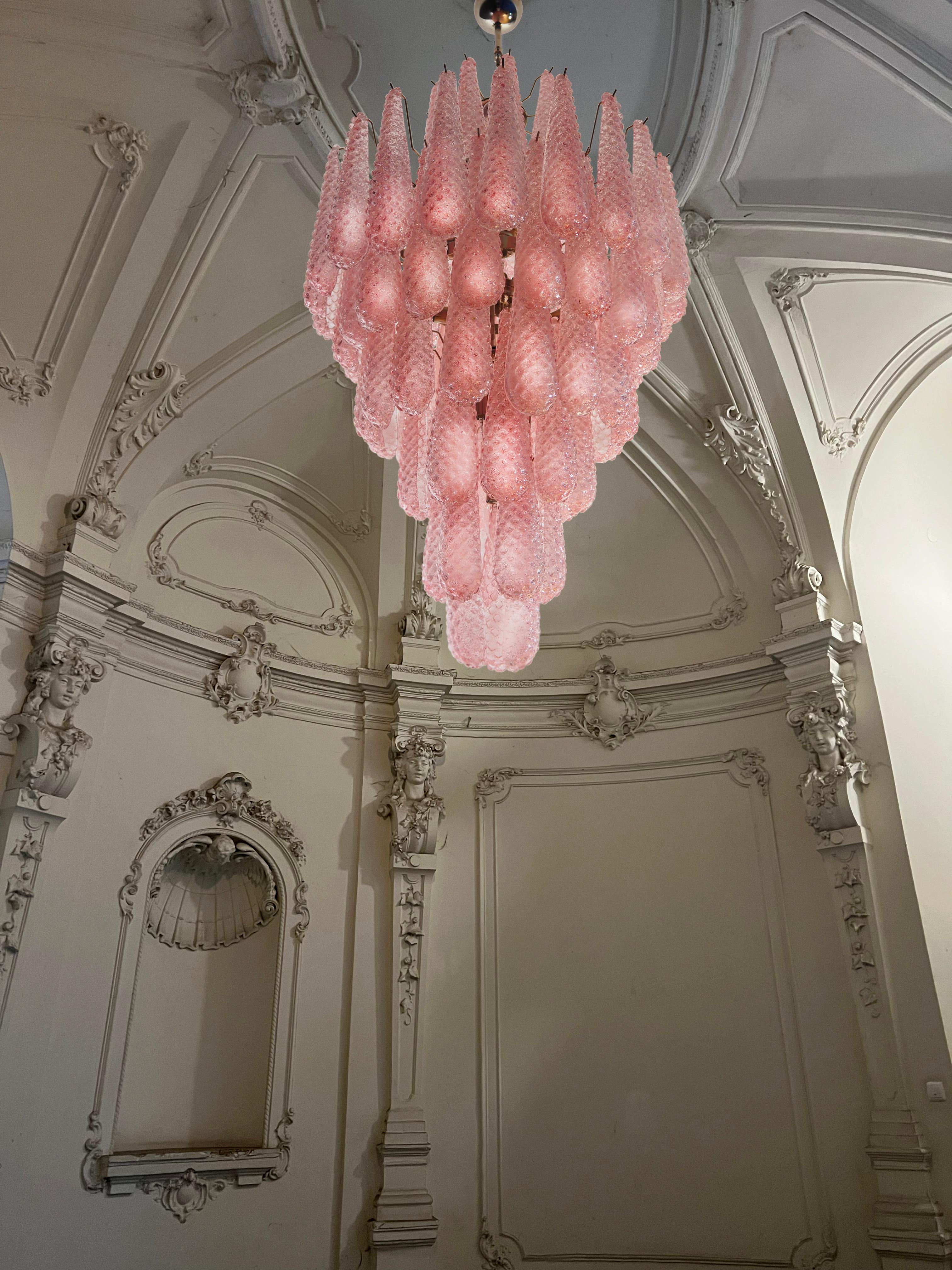 Vetro artistico Coppia di affascinanti lampadari a foglie rosa di Murano in vendita