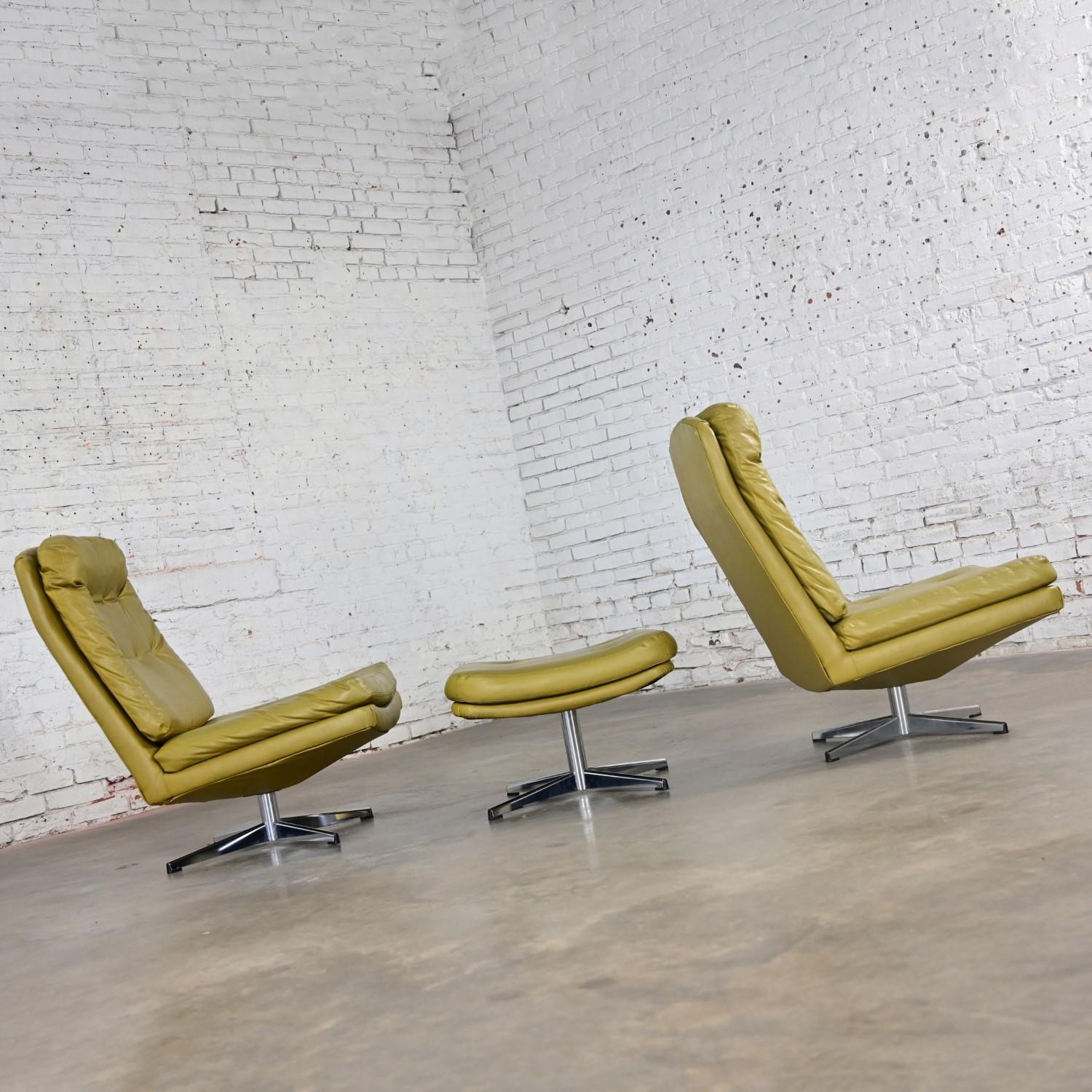 Paire de chaises longues pivotantes Chartreuse en faux cuir et un pouf style Overman en vente 4