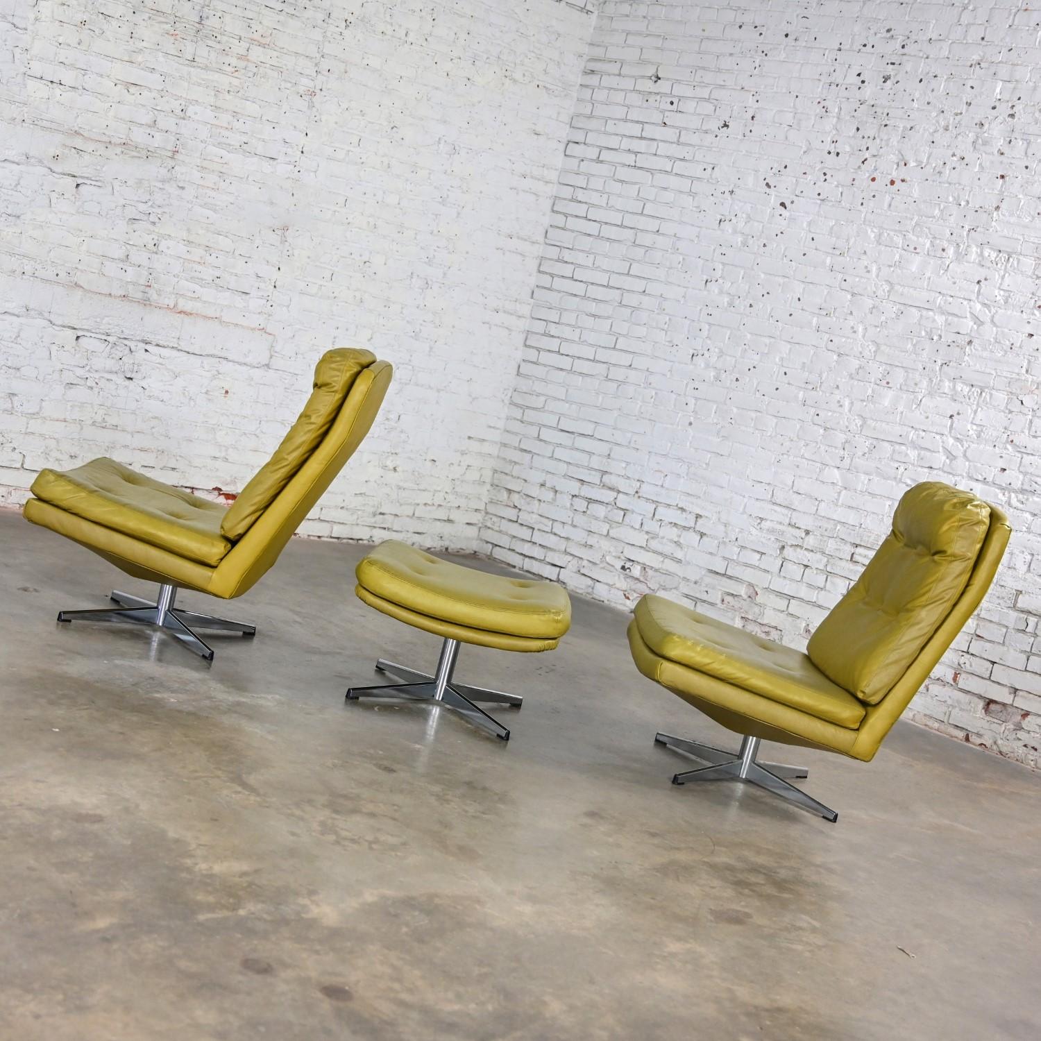 Paire de chaises longues pivotantes Chartreuse en faux cuir et un pouf style Overman en vente 5