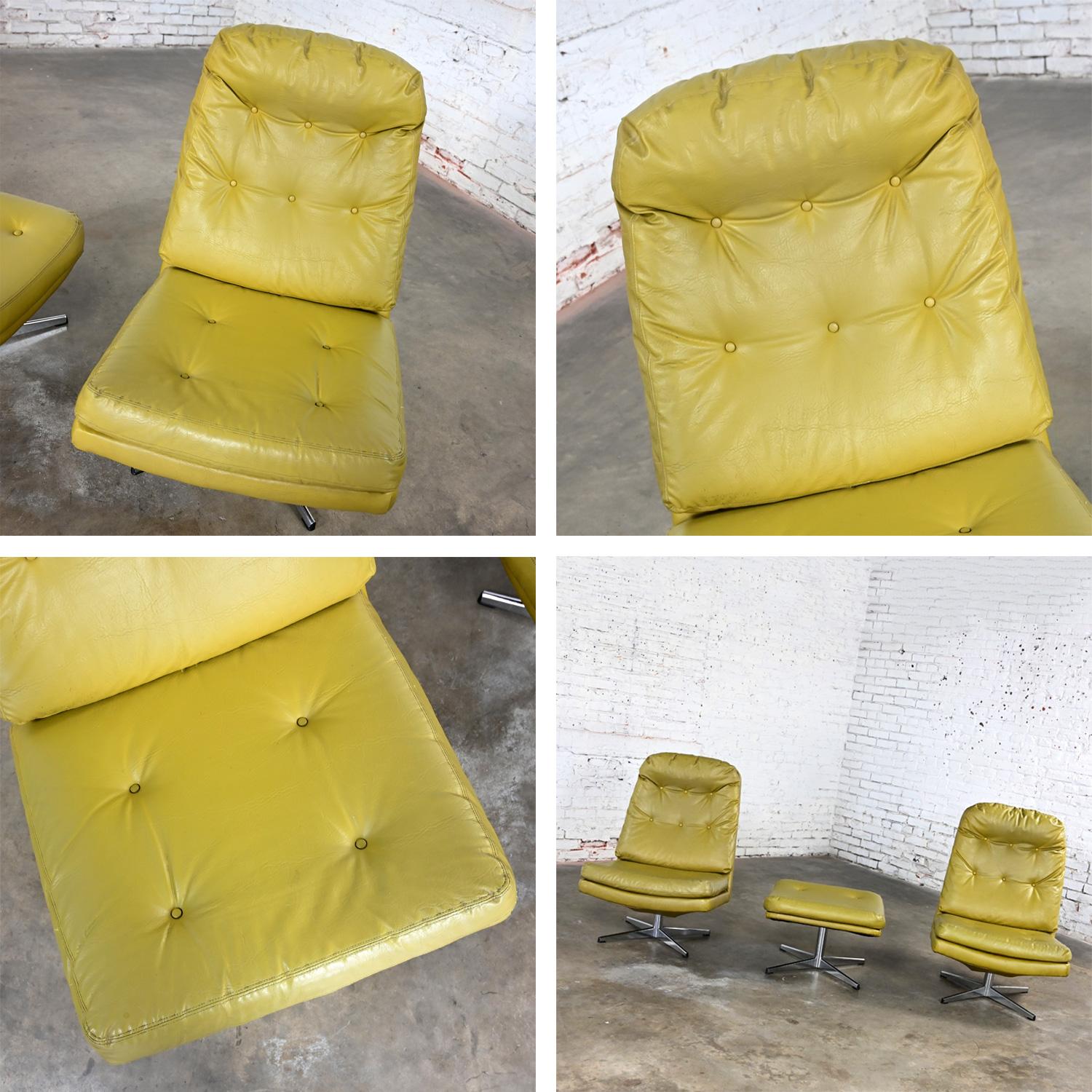 Paire de chaises longues pivotantes Chartreuse en faux cuir et un pouf style Overman en vente 10